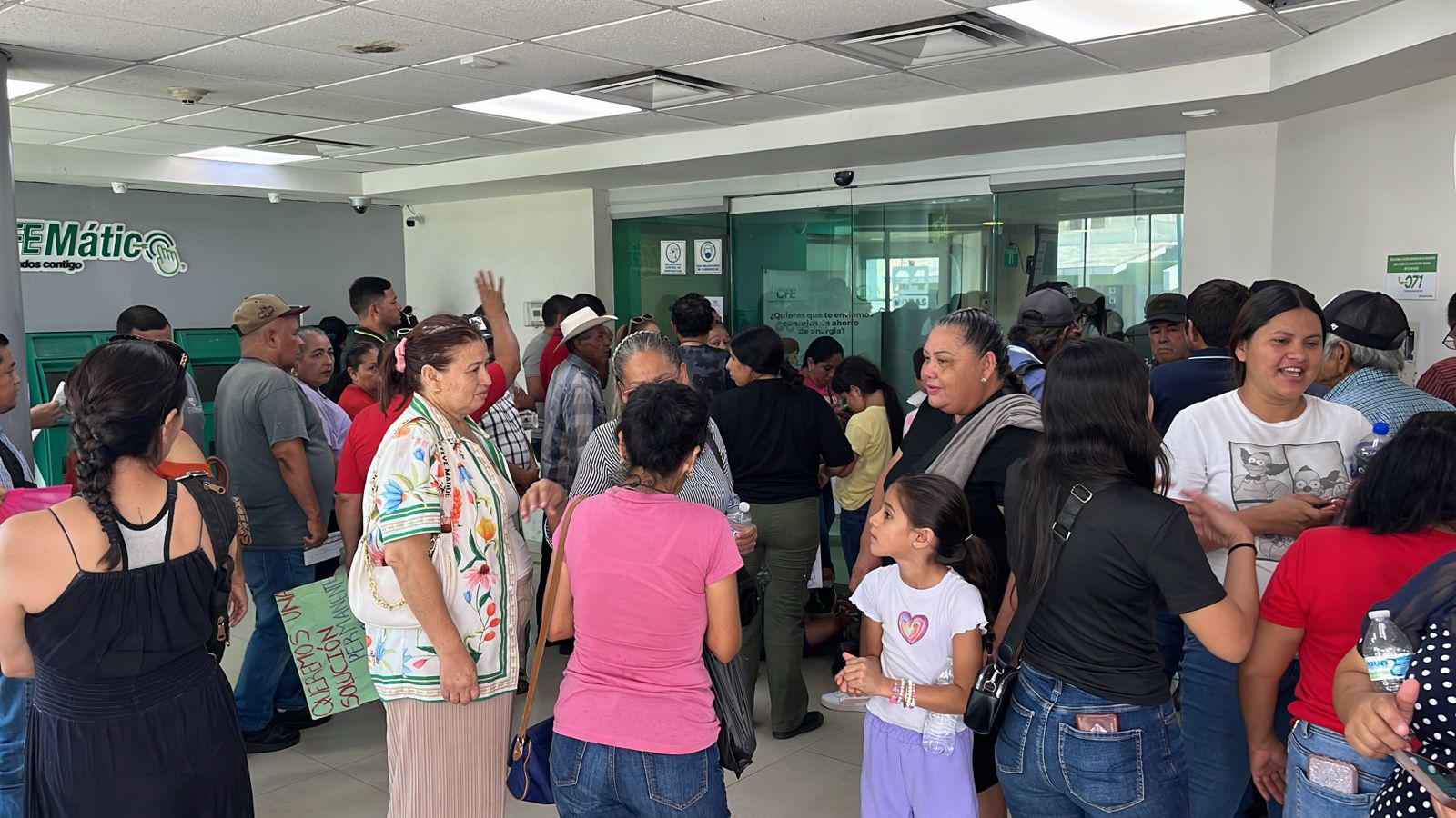 $!Habitantes de Tepuche y Jesús María se manifiestan ante la CFE tras tres semanas sin electricidad