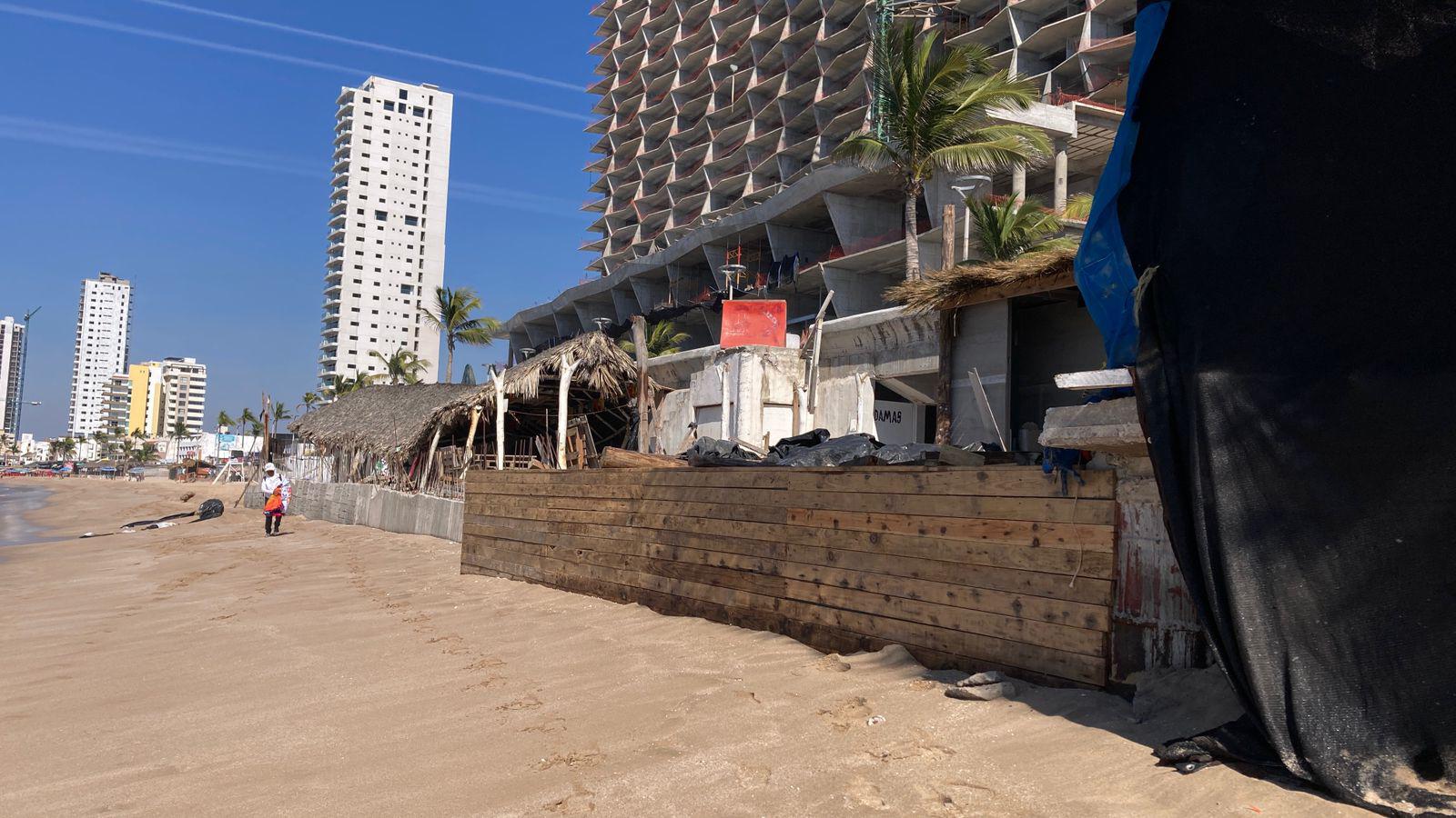 $!Pese a la prohibición y demanda, mega palapa continúa en construcción en playa de Mazatlán