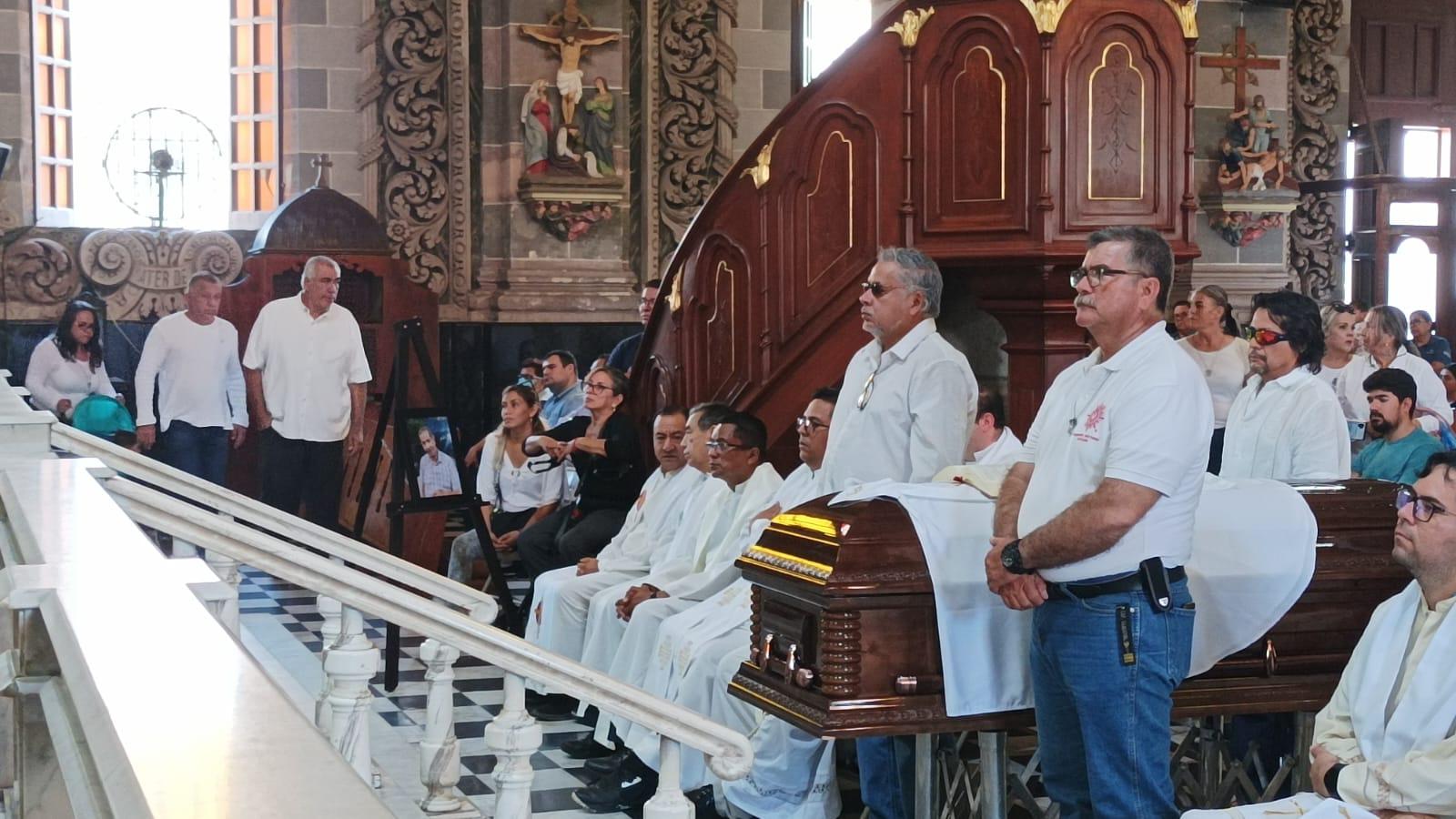 $!Despiden el cuerpo del Padre José de Jesús Aguilar en la Catedral de Mazatlán