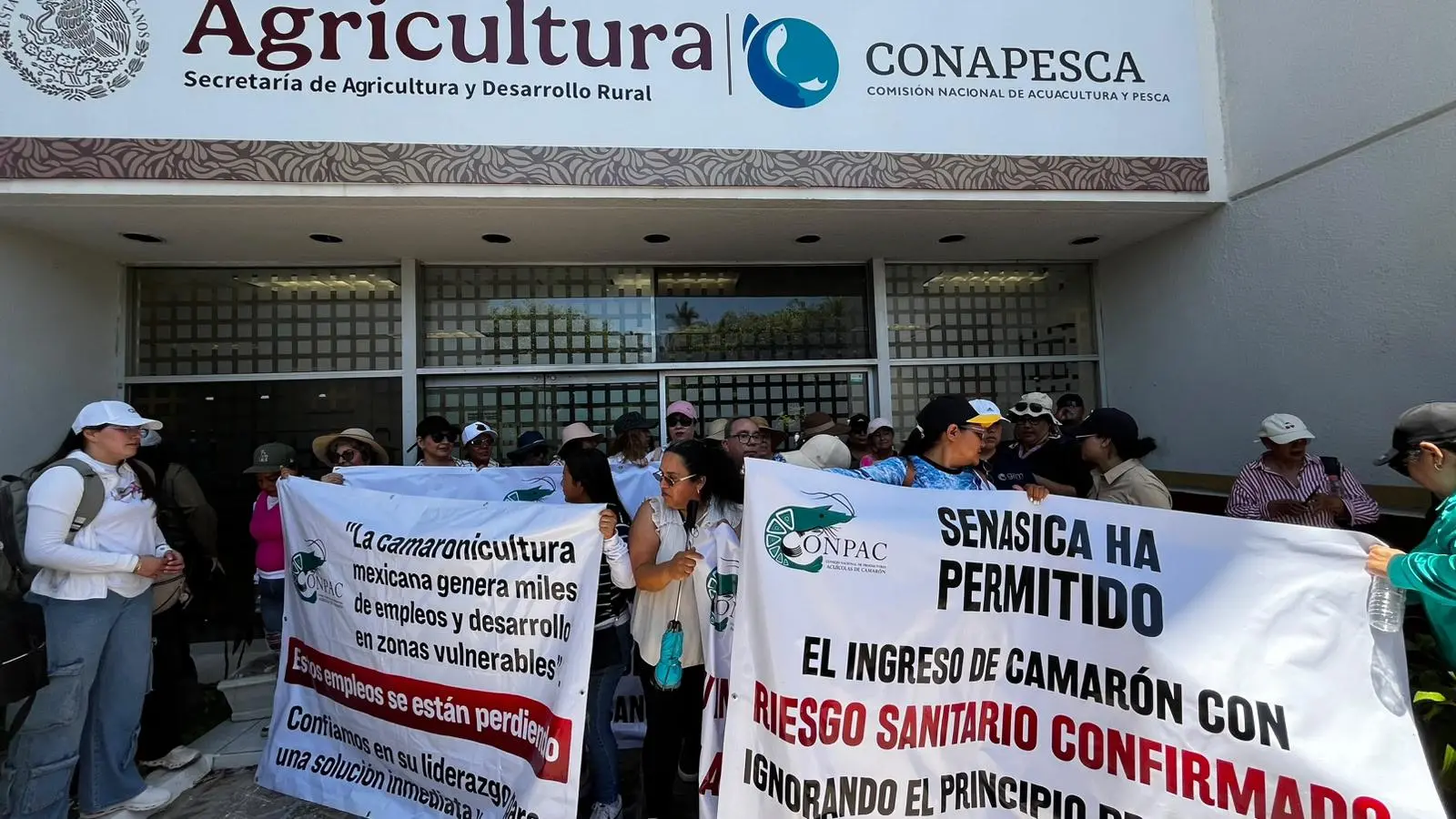 $!Productores pesqueros y acuícolas encadenan sede de la Conapesca en Mazatlán