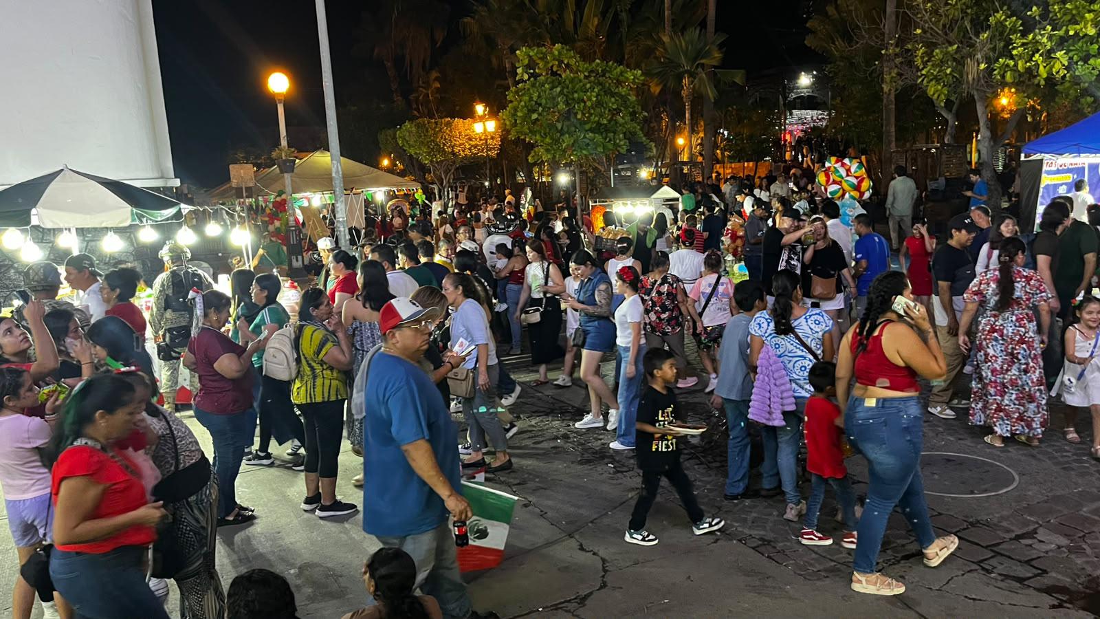 $!Se congregan cientos de personas en el Centro de Mazatlán previo al Grito de Independencia