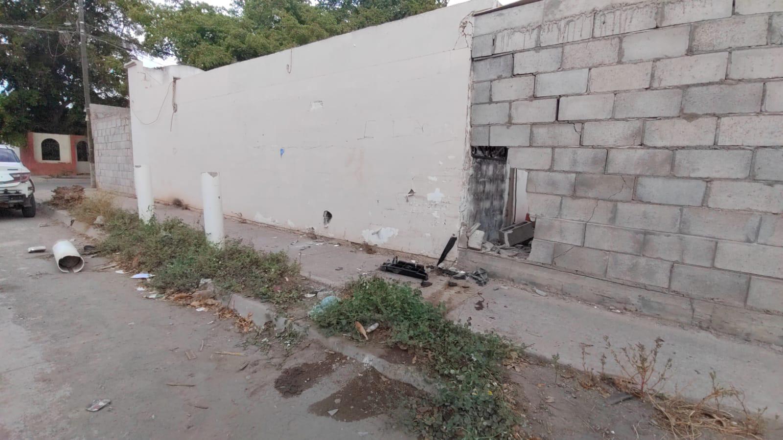 $!Camioneta termina incrustada en una vivienda de Los Mochis tras fuerte choque; hay tres lesionados