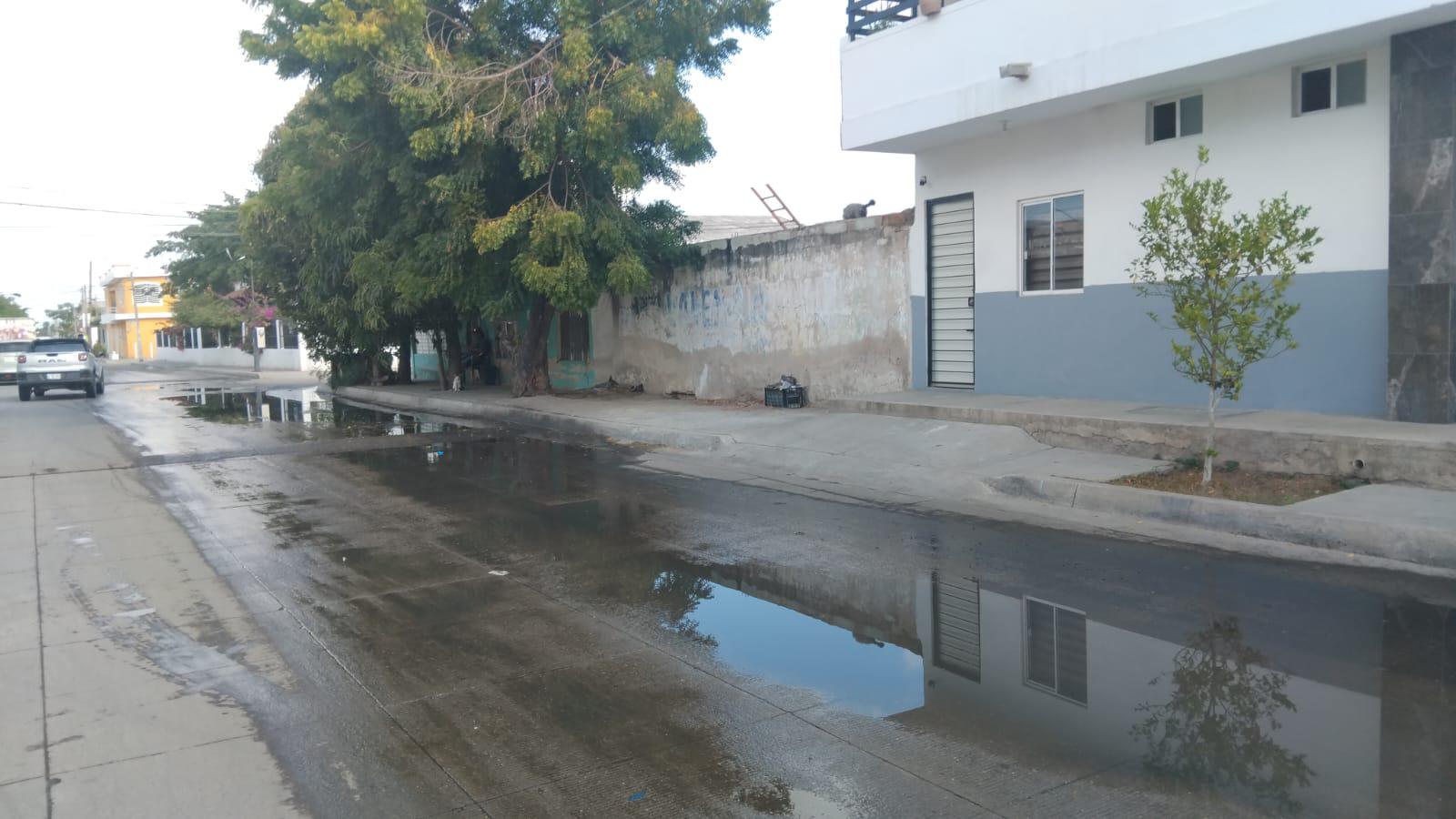 $!Molestias y preocupación provoca mega fuga de aguas negras en el Fraccionamiento Esmeralda