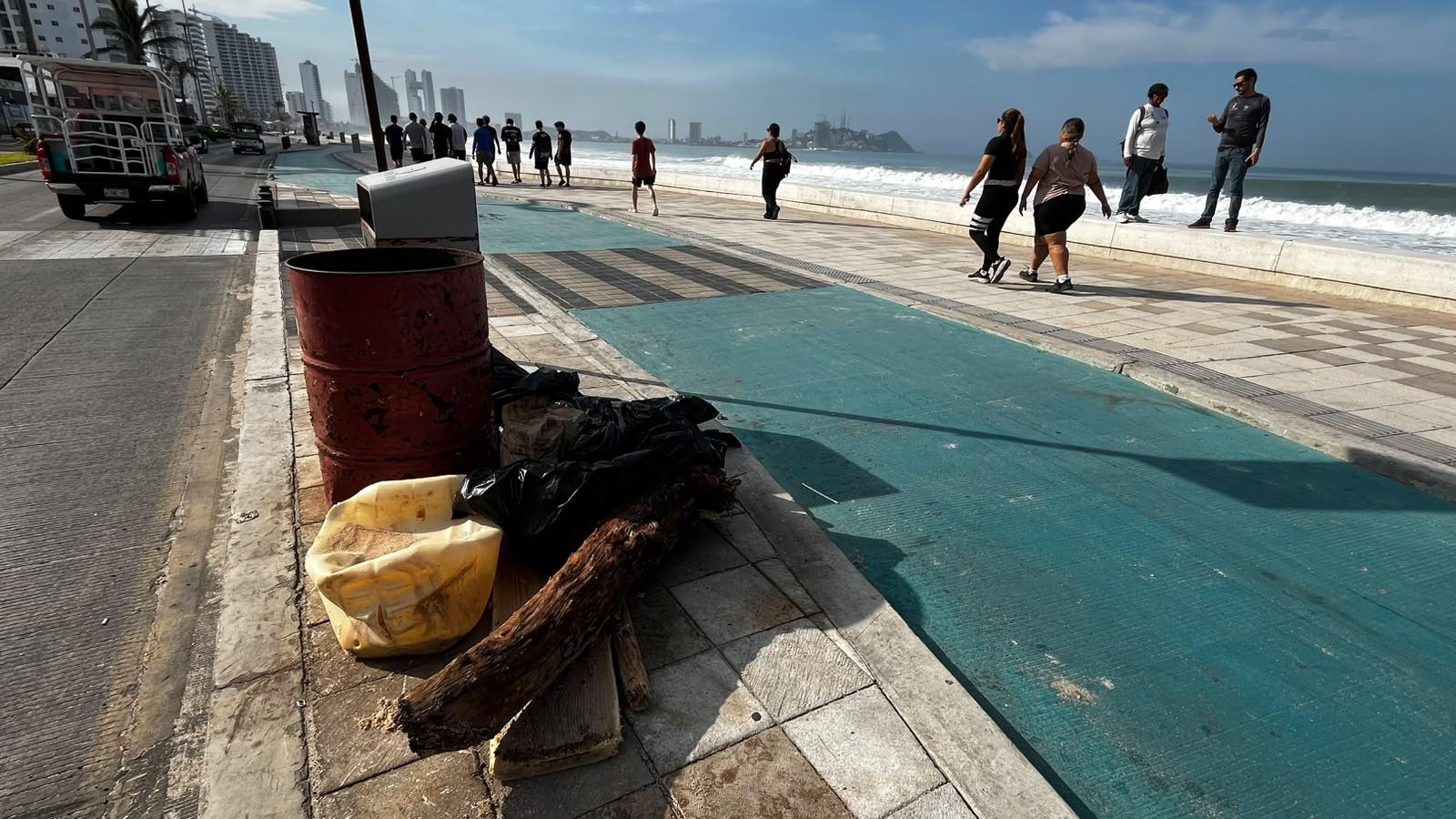 $!Refuerza Operadora de Playas limpieza de franja costera ante incremento de residuos en verano en Mazatlán