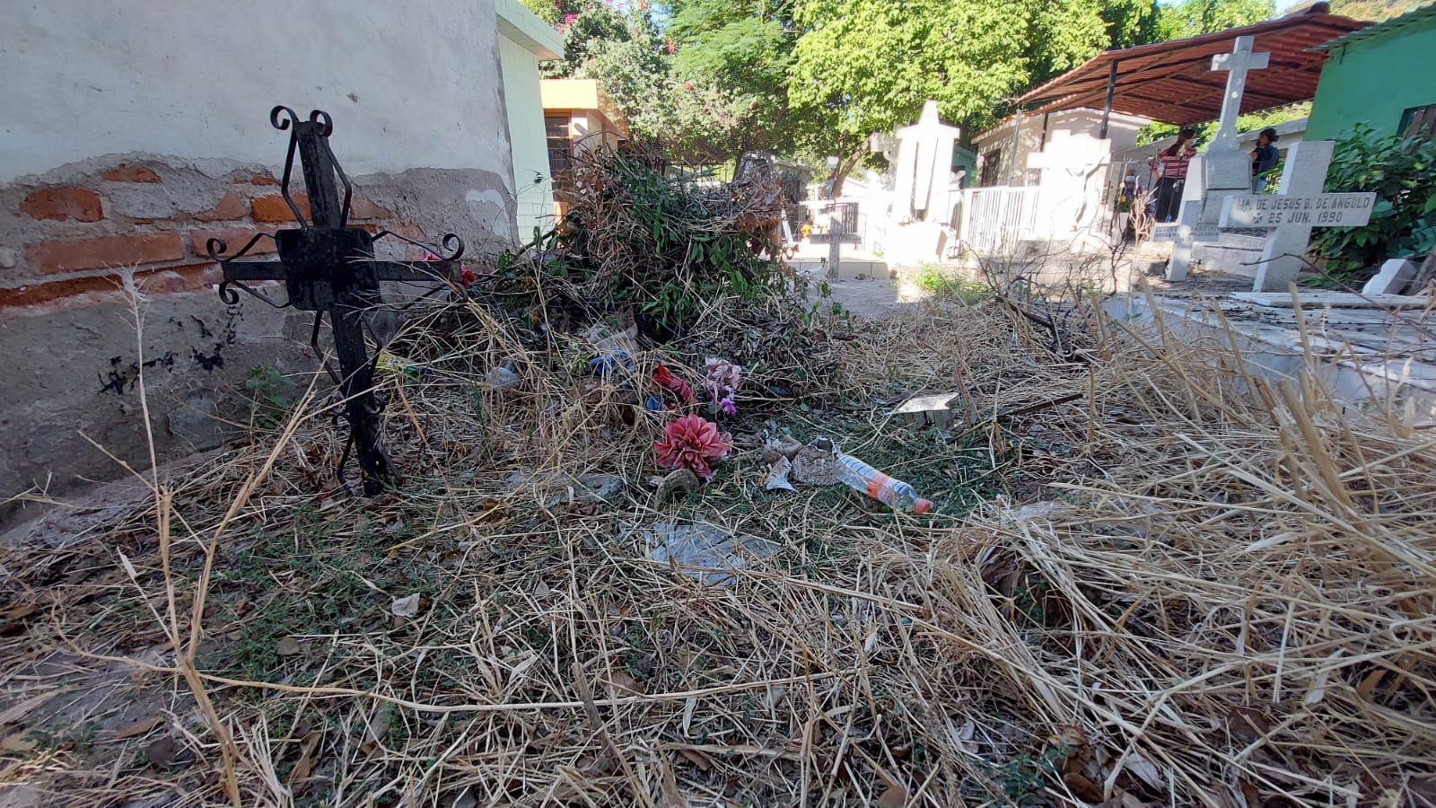 $!Visitan a sus muertos y encuentran un panteón sucio y descuidado en Guasave