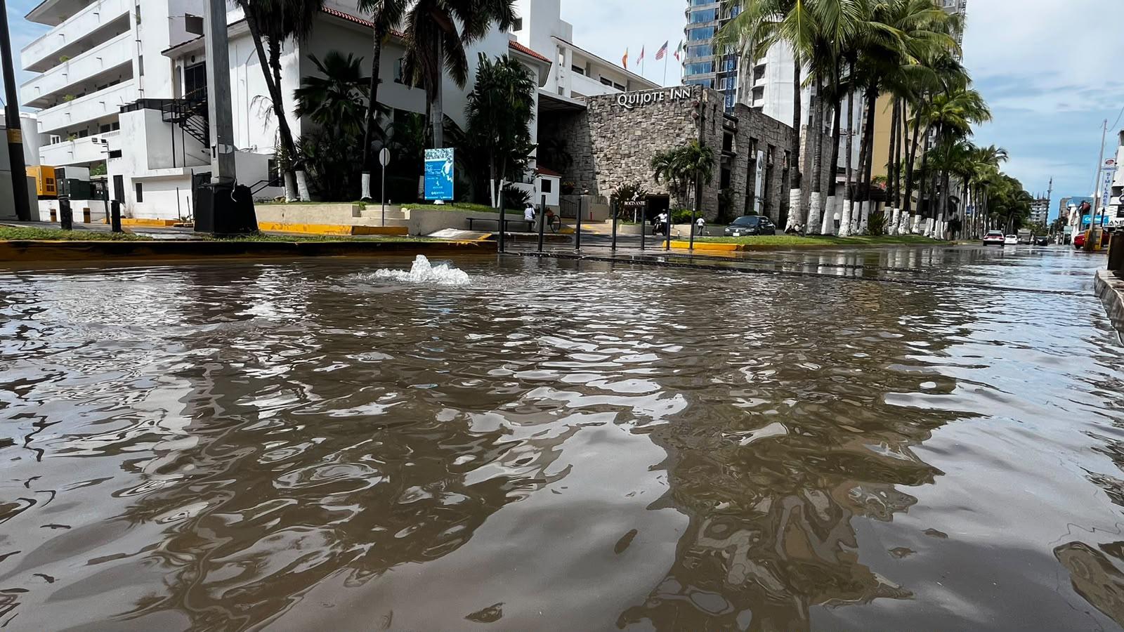 $!Lluvias provocan estragos en zona hotelera frente a Conapesca, en Mazatlán