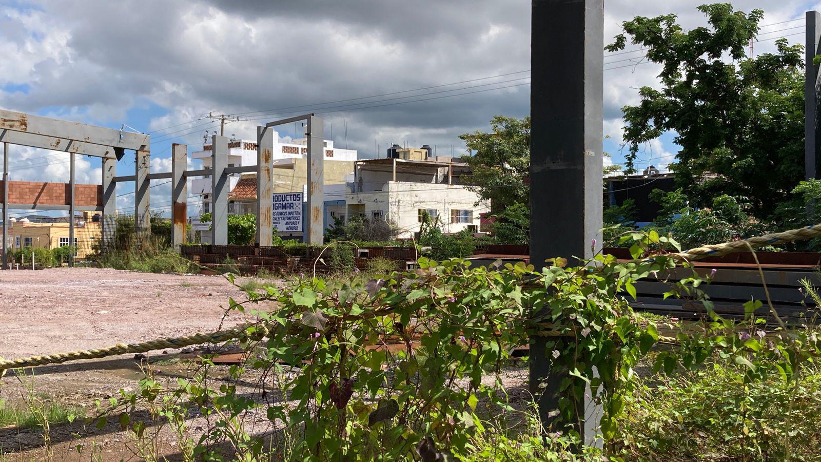 $!Cimientos con oxidación, monte crecido y materiales olvidados dejó la obra en pausa del Polideportivo ‘Marco Verde’