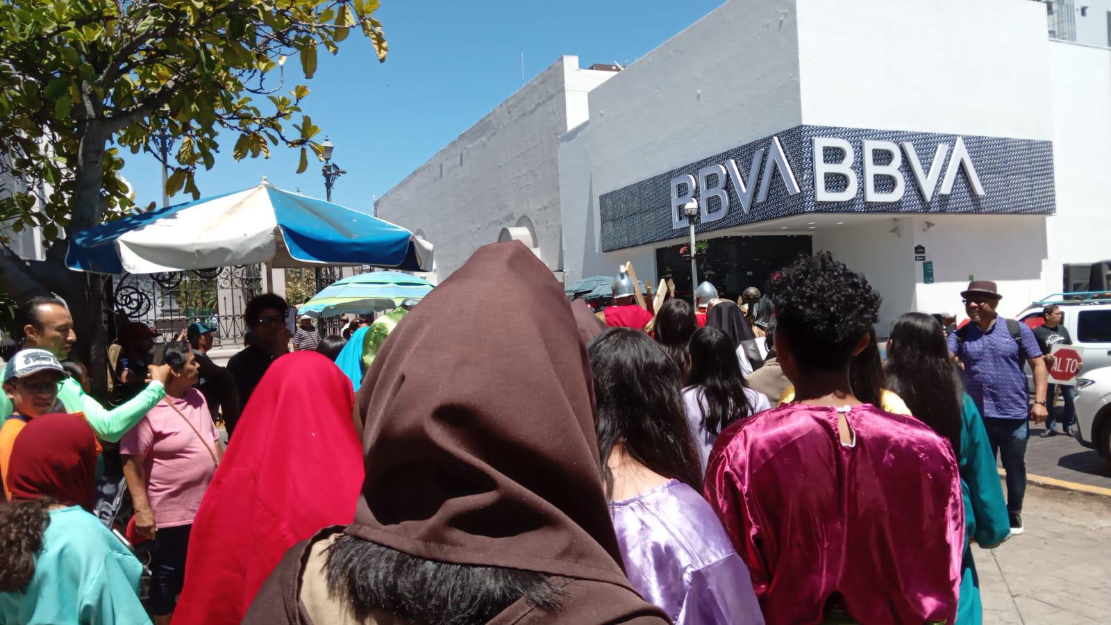 $!Mazatlecos y turistas atestiguan el Viacrucis Viviente en calles del Centro de puerto