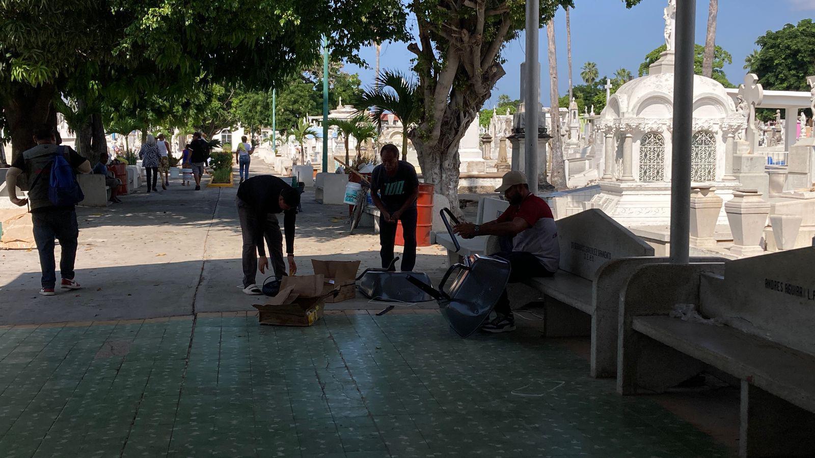 $!Mazatlán alista panteones para recibir a miles por Día de Muertos