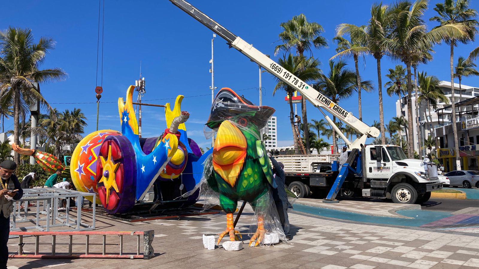 $!Avanza la instalación de monigotes para el Carnaval de Mazatlán 2025