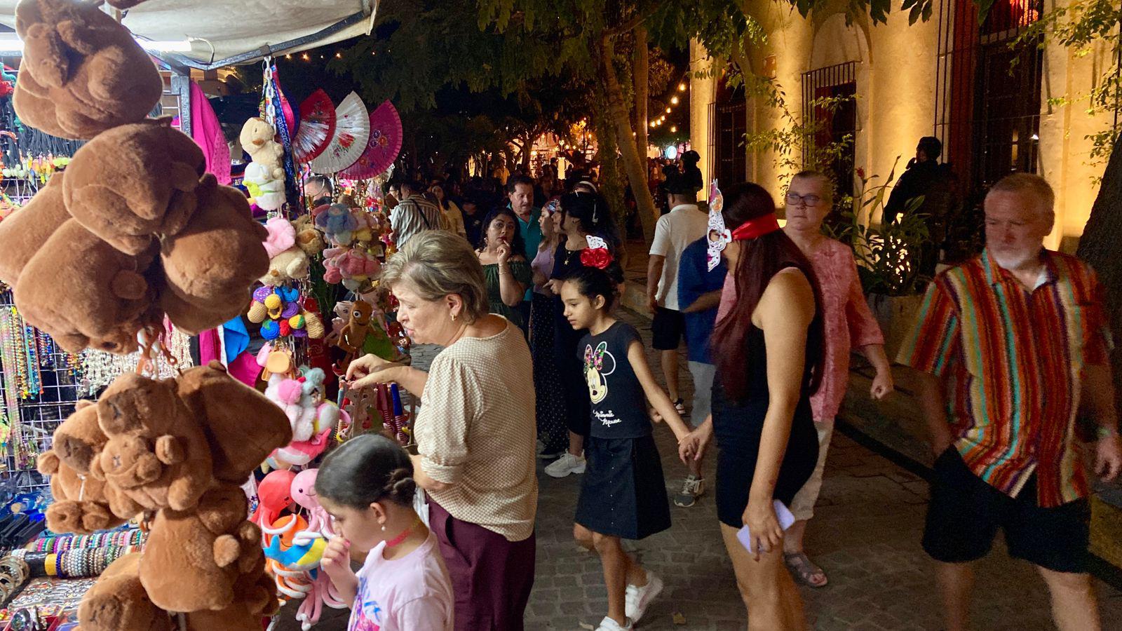 $!Mazatlecos comienzan a llenar el Centro Histórico para celebrar el Día de Muertos