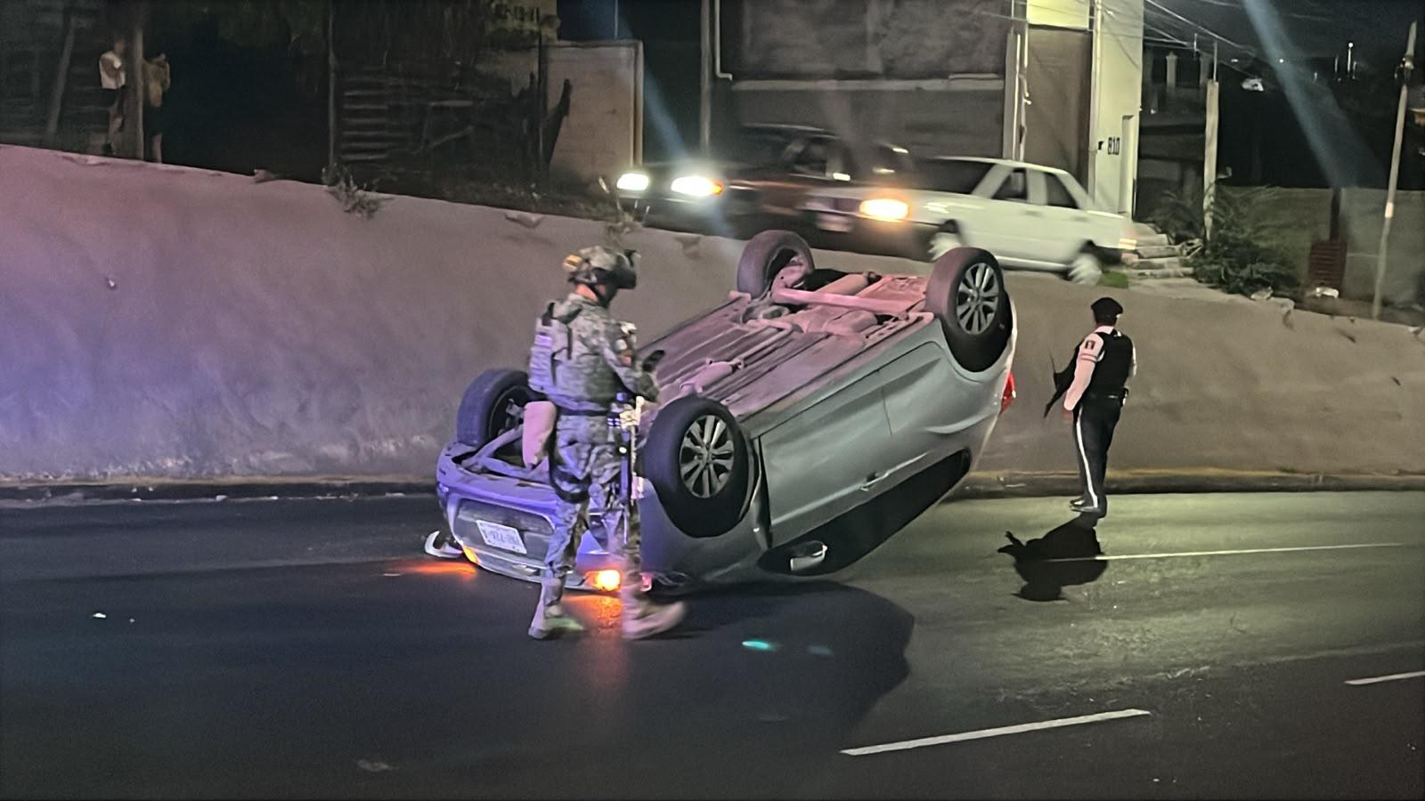 $!Conductor resulta lesionado tras volcadura en la avenida México 68, en Culiacán