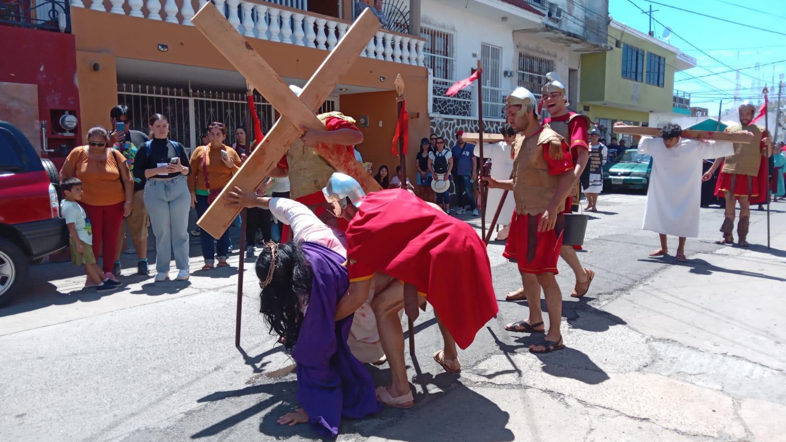 $!Mazatlecos y turistas atestiguan el Viacrucis Viviente en calles del Centro de puerto