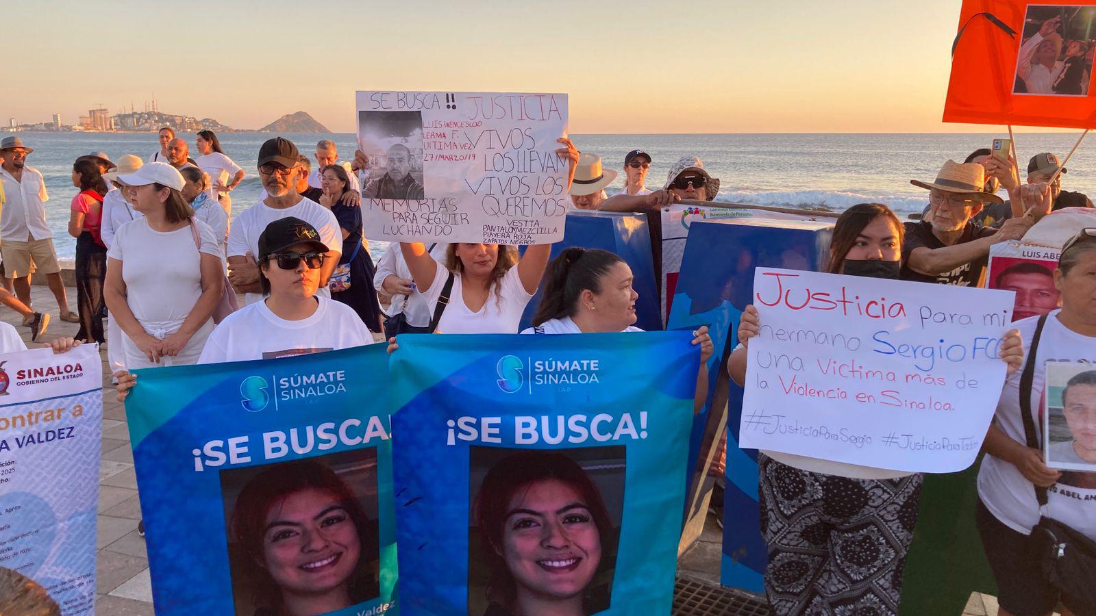 $!Mazatlecos exigen paz y revocación de mandato en marcha en el malecón