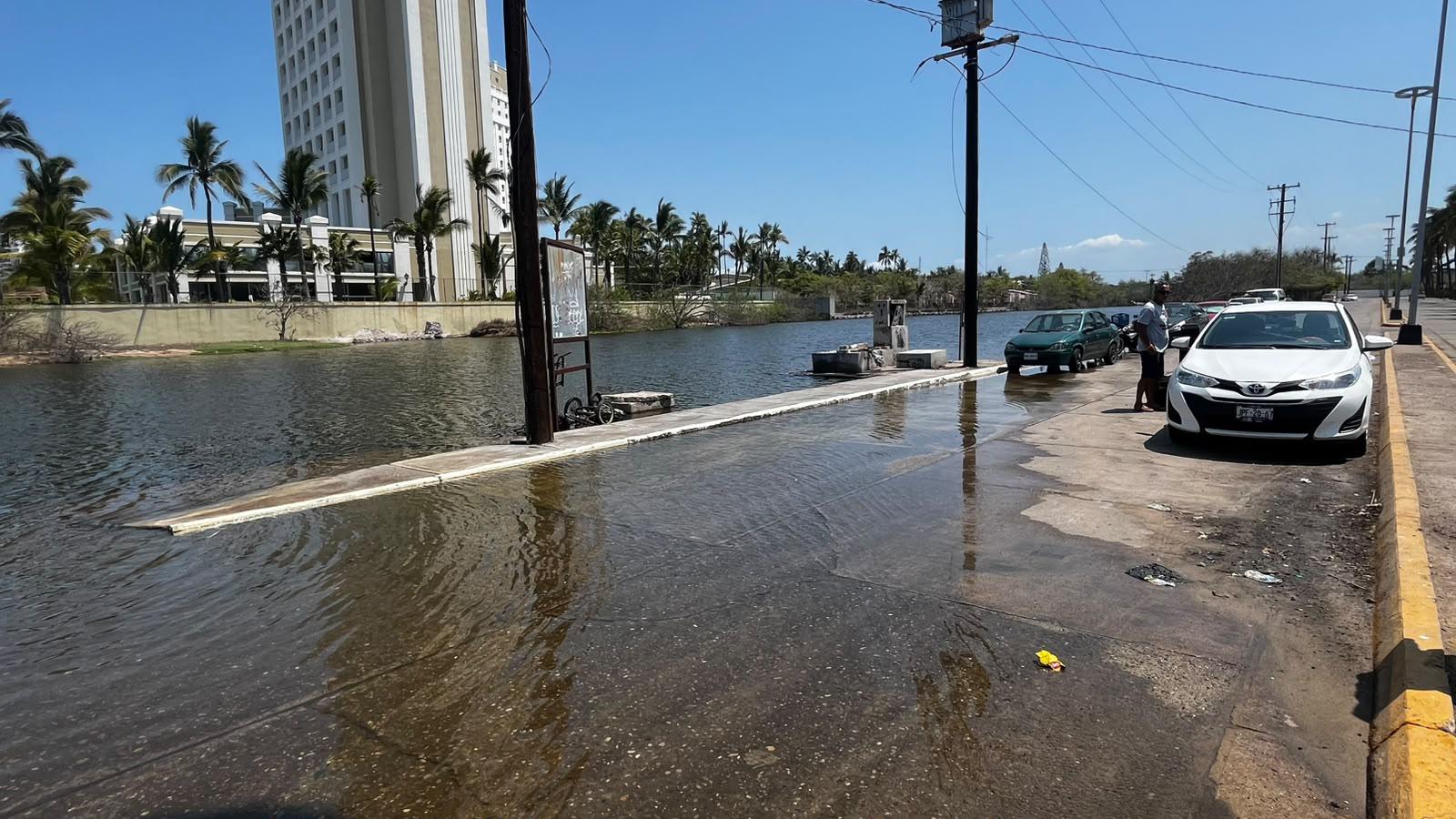 $!Por mar de fondo, playas de Mazatlán se quedan con poco espacio de arena