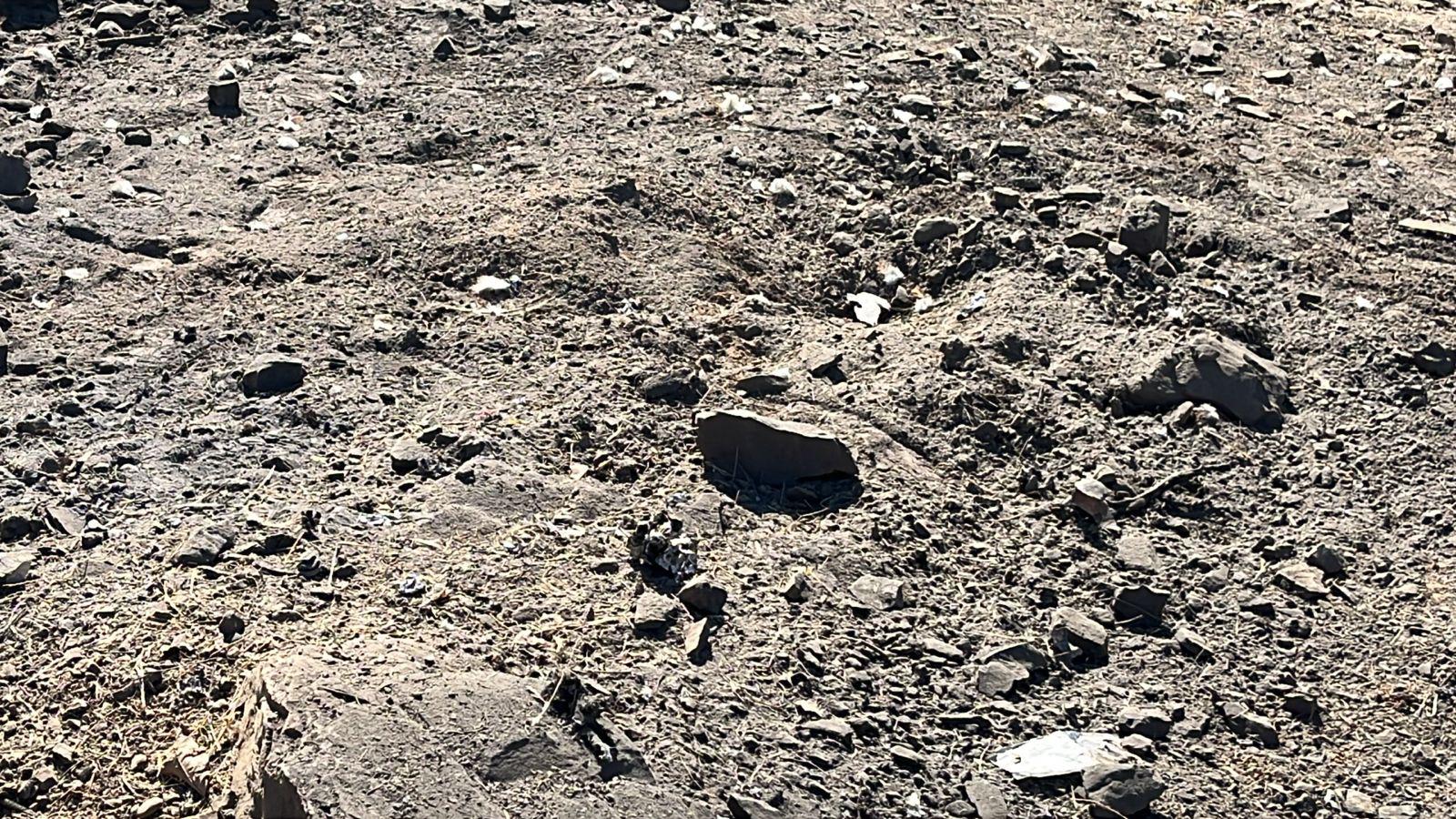 $!Hallan ropa táctica quemada y vehículo baleado en el lugar de la explosión en Culiacán