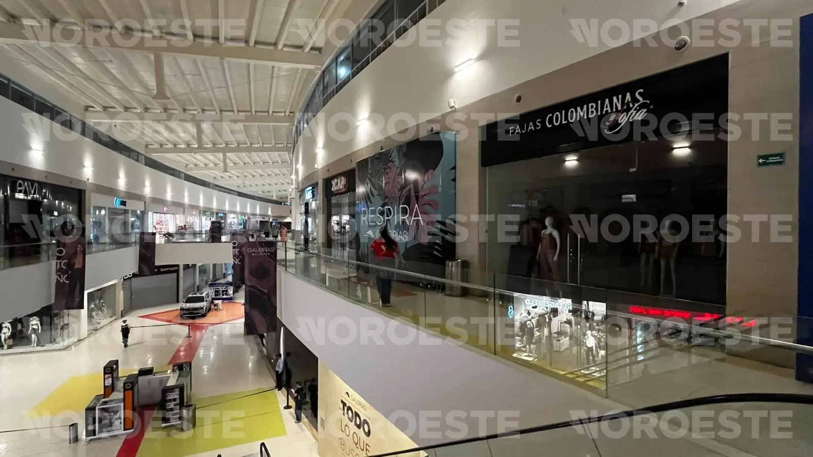 $!Cierran locales por asesinato de hombre en estacionamiento de plaza comercial, en Mazatlán
