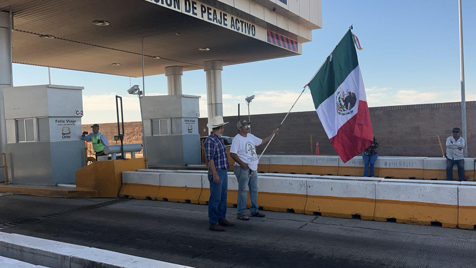 $!Productores toman la caseta de El Pisal, en Culiacán, y dejan pasar vehículos sin cobros, como parte del Paro Nacional
