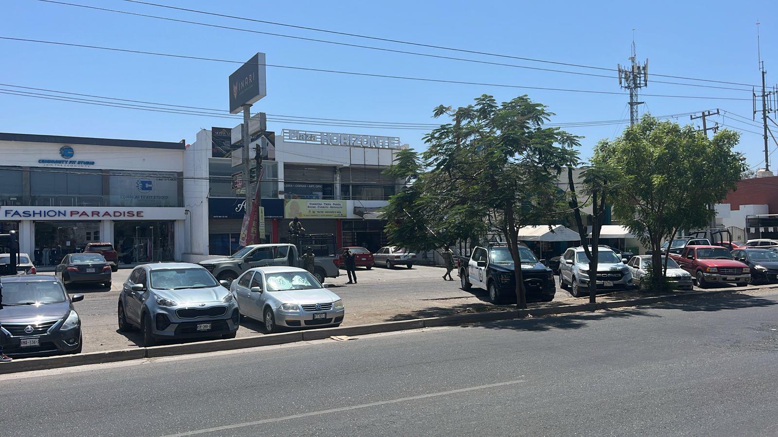 $!Fuerzas federales aseguran un establecimiento en plaza comercial de la colonia 4 de Marzo, en Culiacán