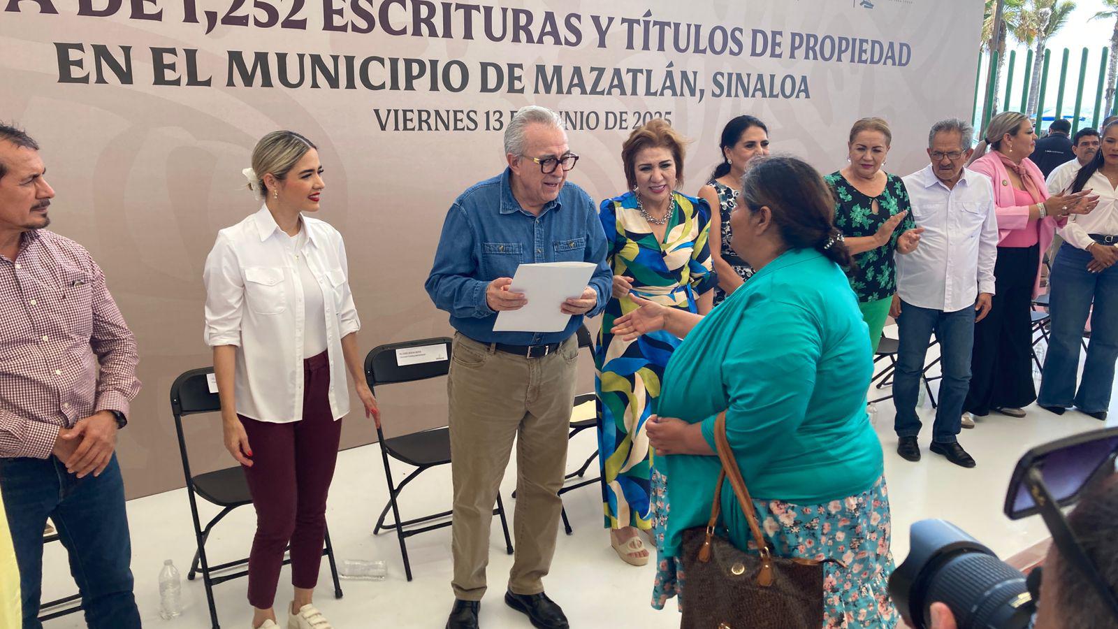 $!Gobierno de Sinaloa entrega más de mil 200 escrituras en Mazatlán