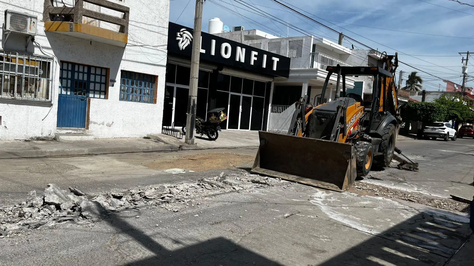 $!Gobierno de Mazatlán trabaja en la Colonia Olímpica en la rehabilitación de red sanitaria