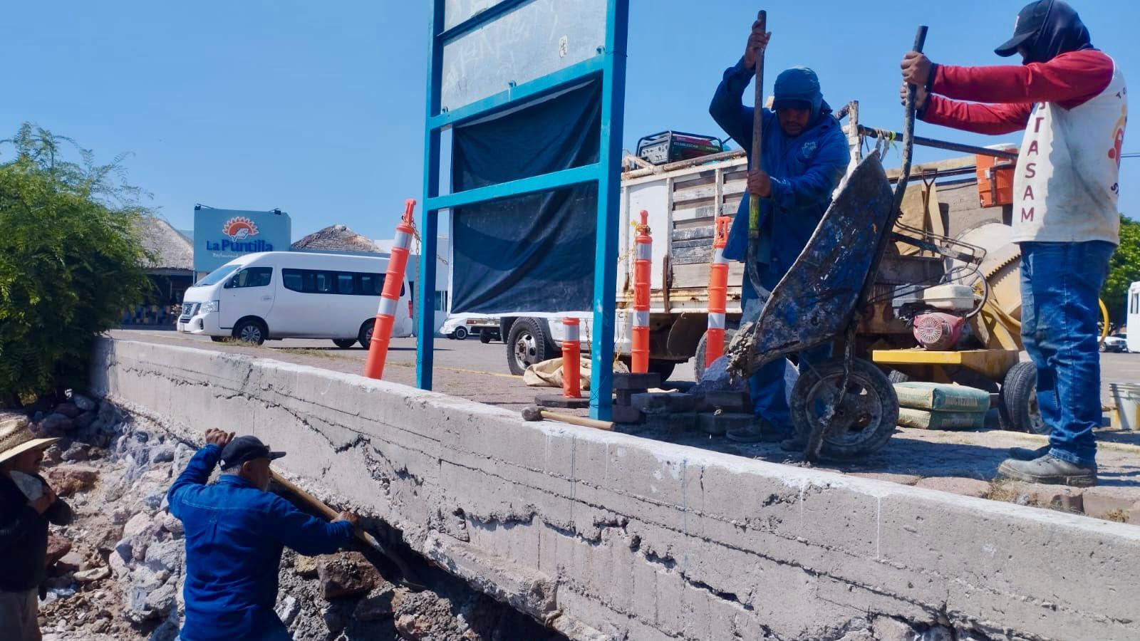 $!Atiende Gobierno de Mazatlán hundimiento en La Puntilla ocasionado por fuerte marejada
