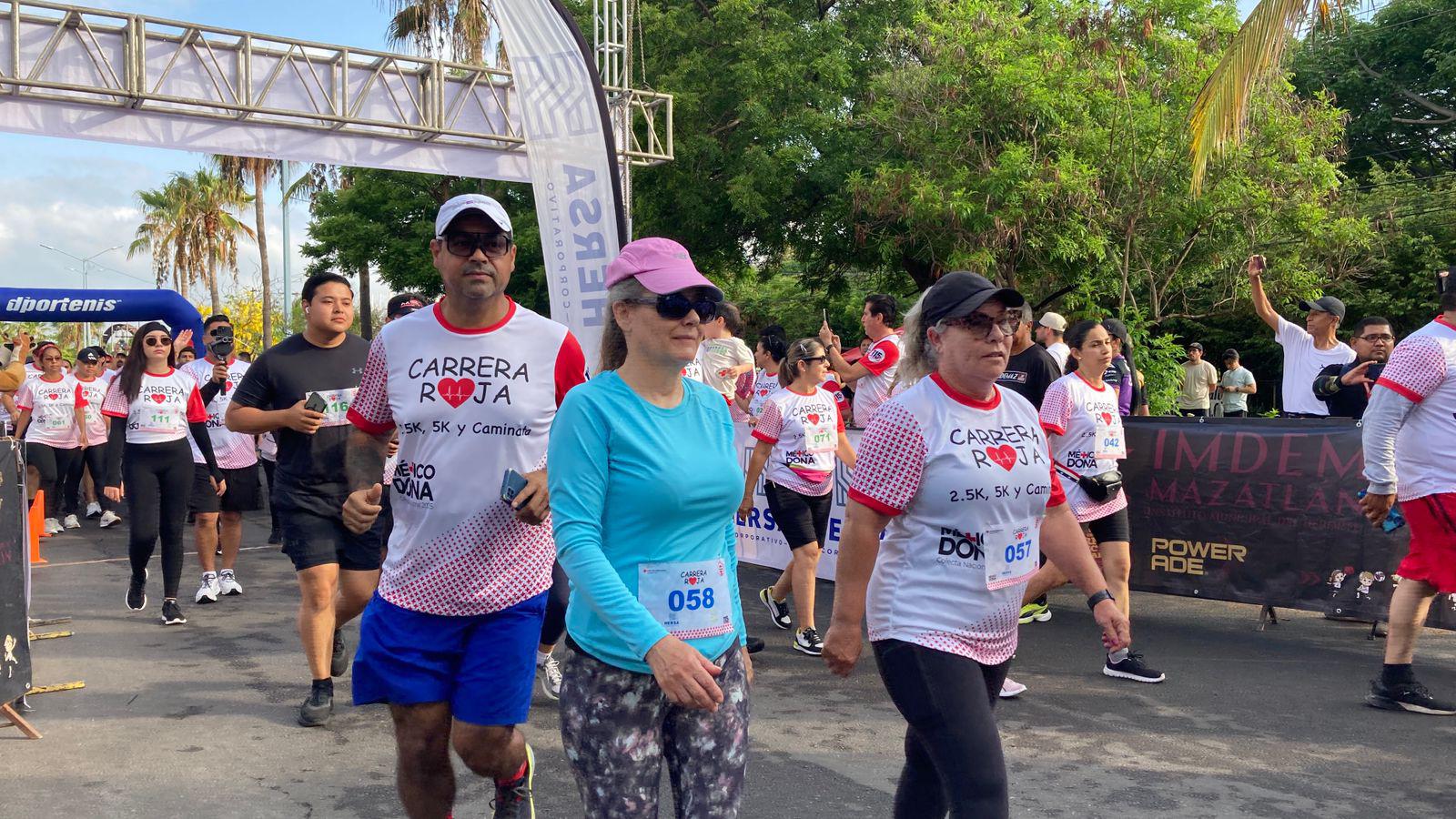 $!Jesús Labrador y Aragetze Nava triunfan en la primera Carrera Roja en Mazatlán