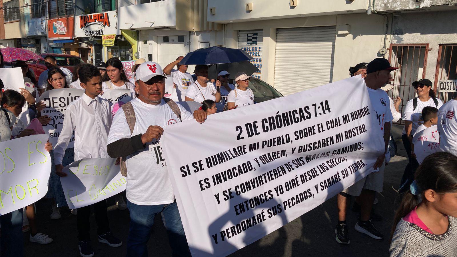$!Creyentes participan en marcha para promover la paz y la espiritualidad en Mazatlán