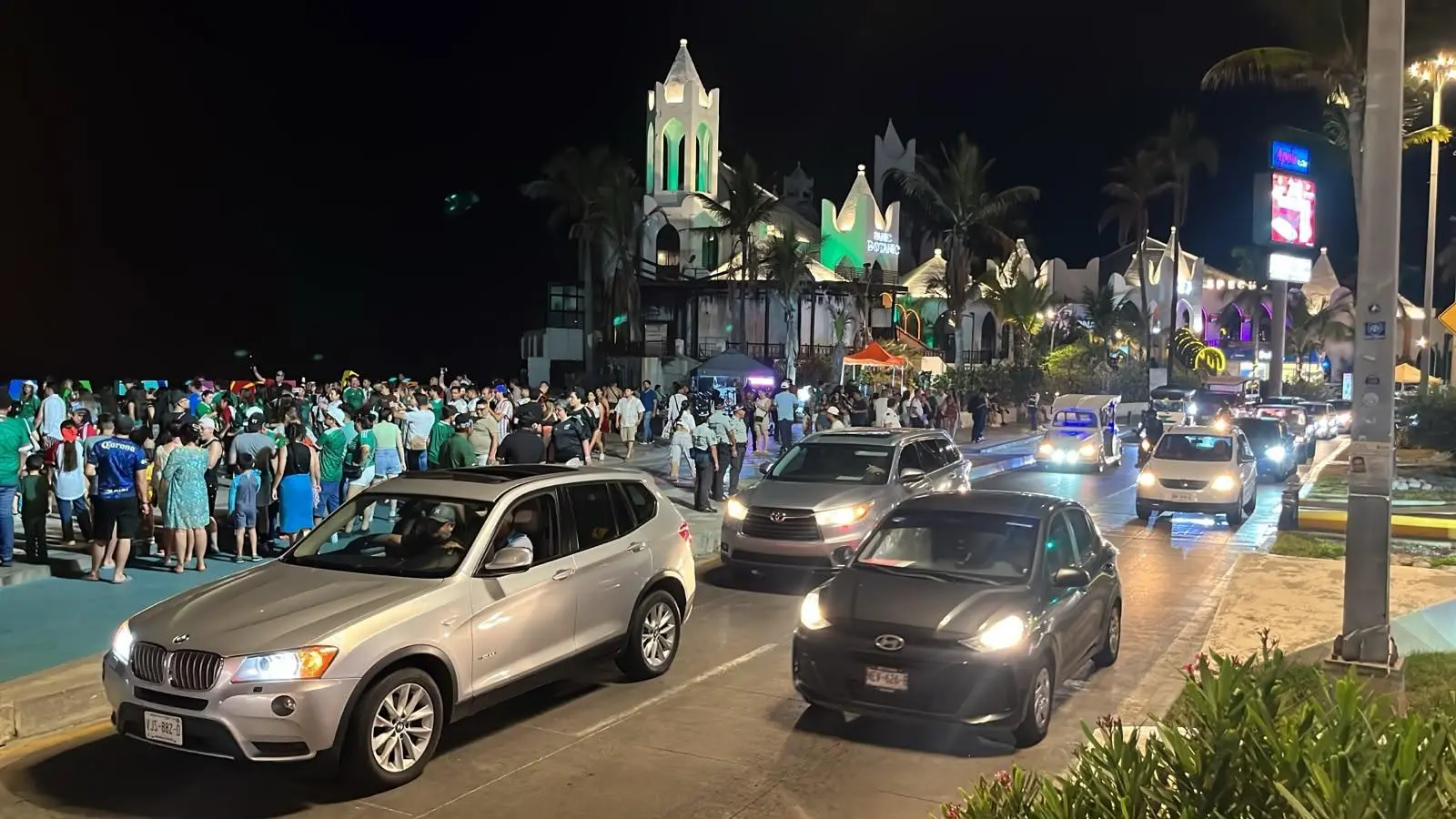 $!Pese a la eliminación del ‘Tricolor’, afición mantiene la fiesta en las Letras de Mazatlán