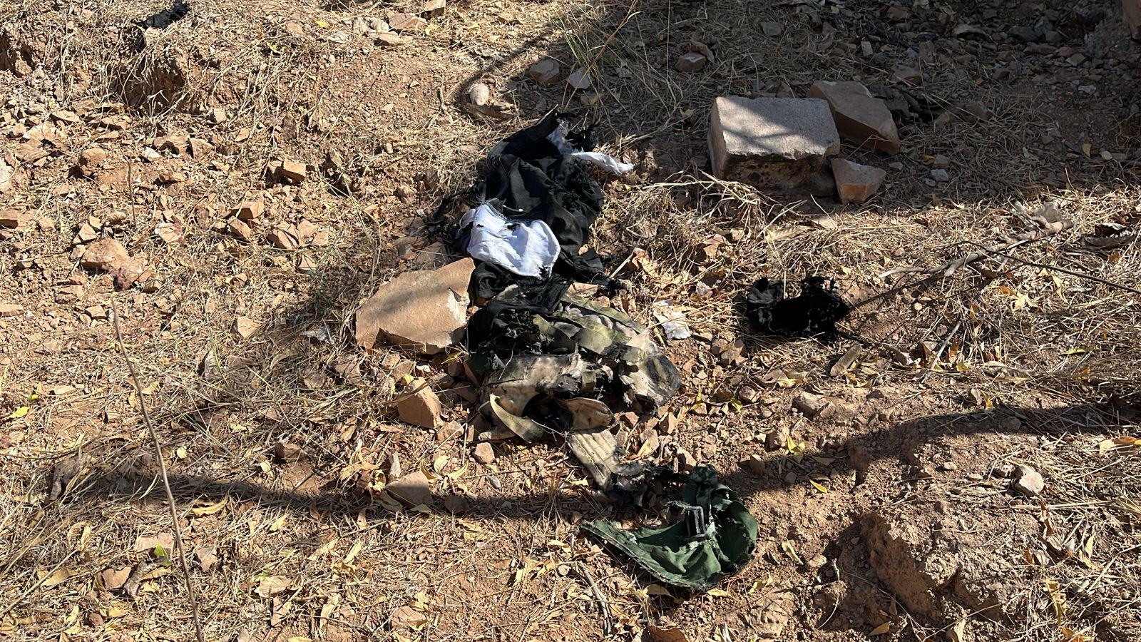 $!Hallan ropa táctica quemada y vehículo baleado en el lugar de la explosión en Culiacán