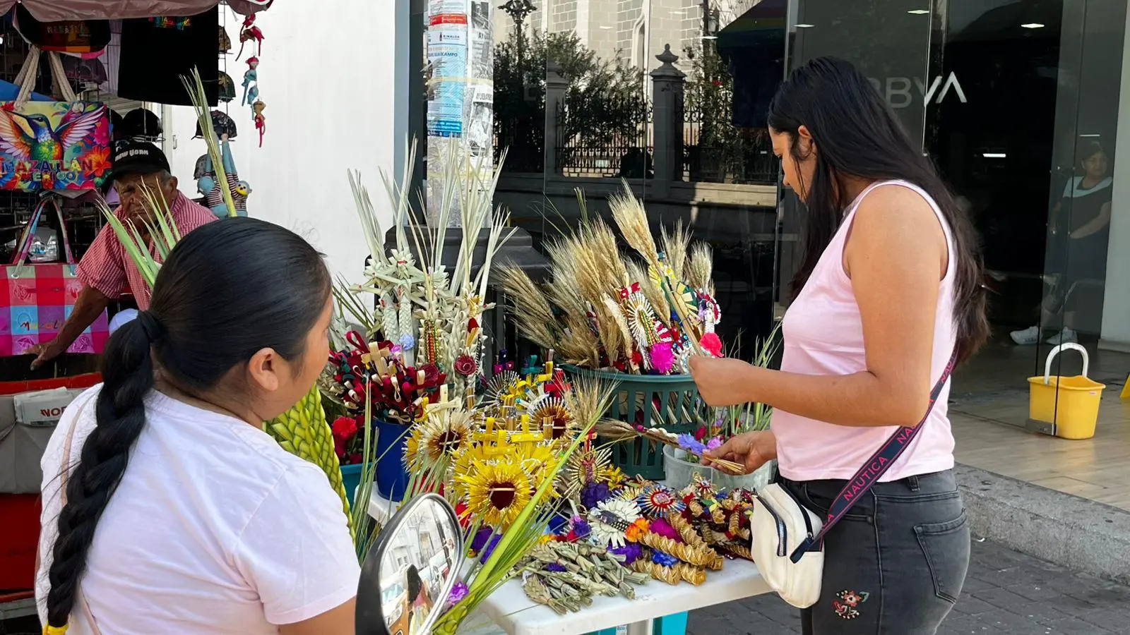 $!Obispo de Mazatlán llama a vivir la paz y la bondad en el Domingo de Ramos