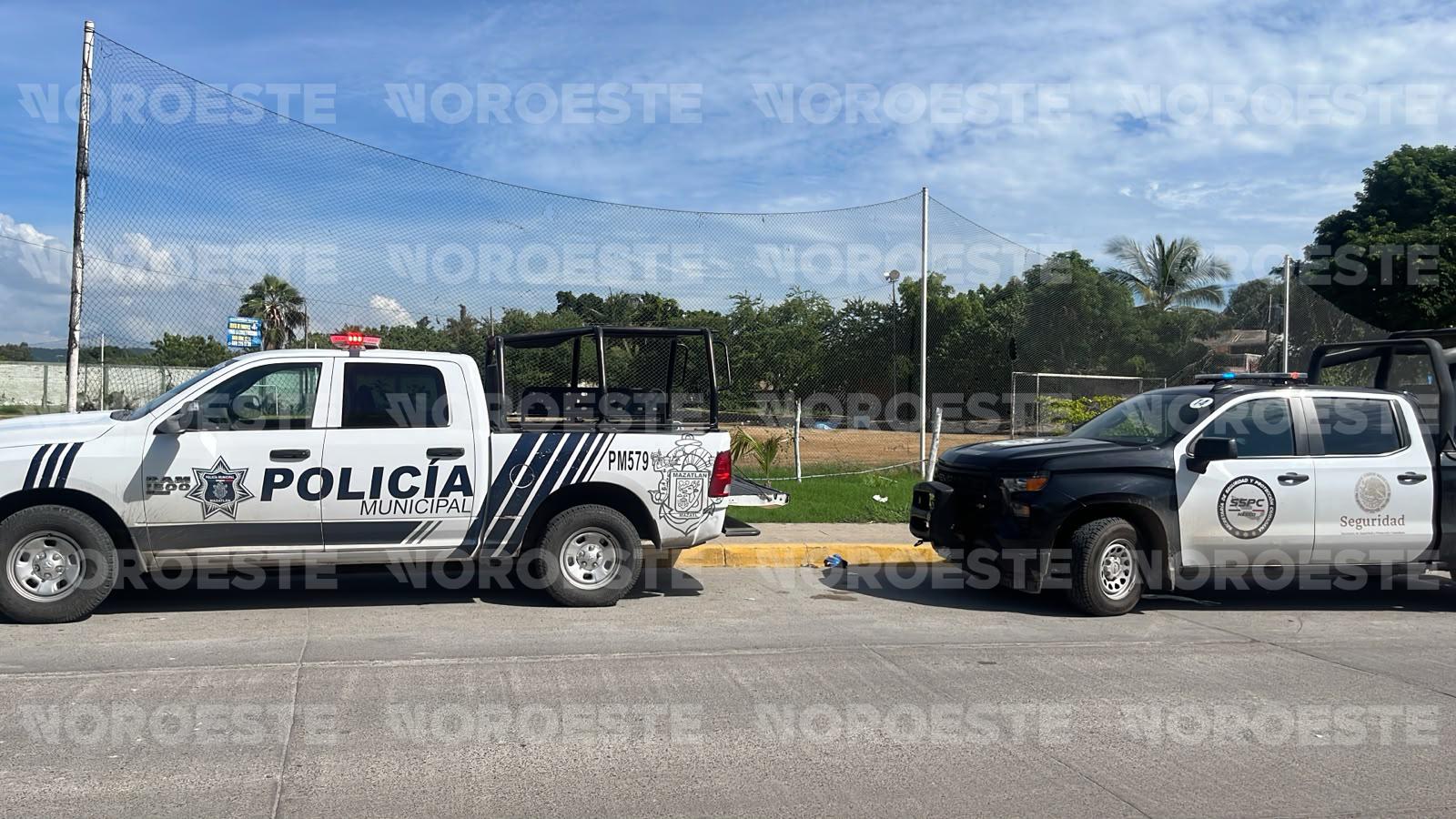 $!Asesinan a dos hombres durante partido de futbol en cancha de la Klein, en Mazatlán