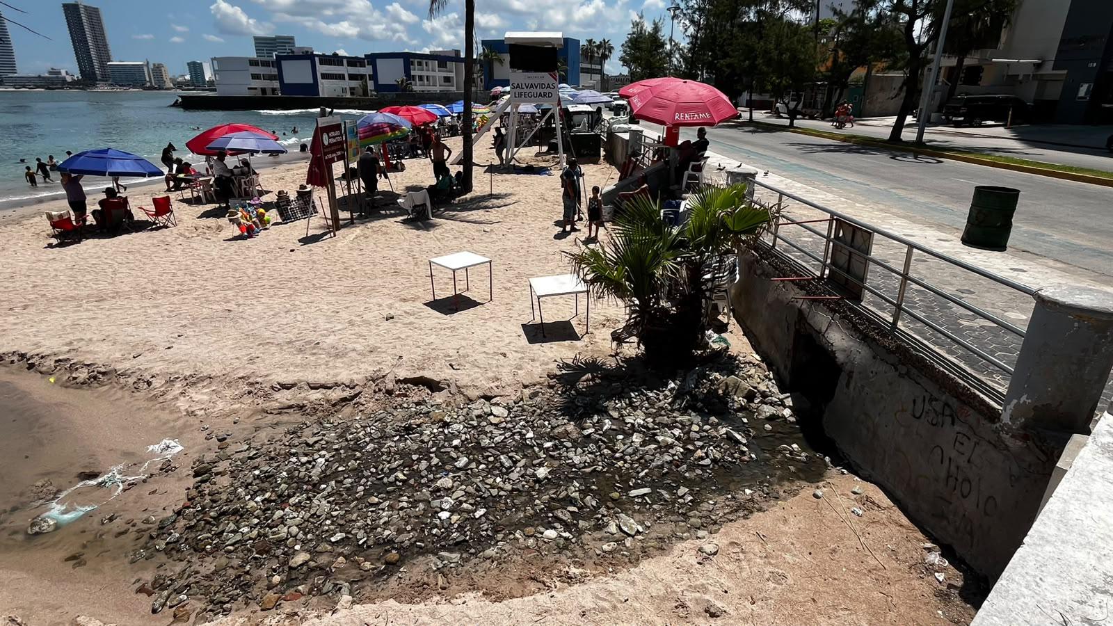 $!Tres días después de las lluvias, persisten alcantarillas rebosadas en Paseo Claussen a la altura de Playas Pinitos