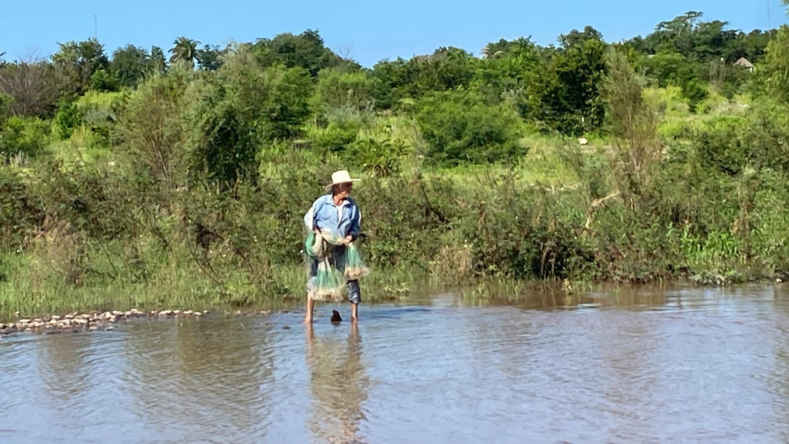 $!Hermilo busca con su atarraya capturar las bondades del río Baluarte en Rosario