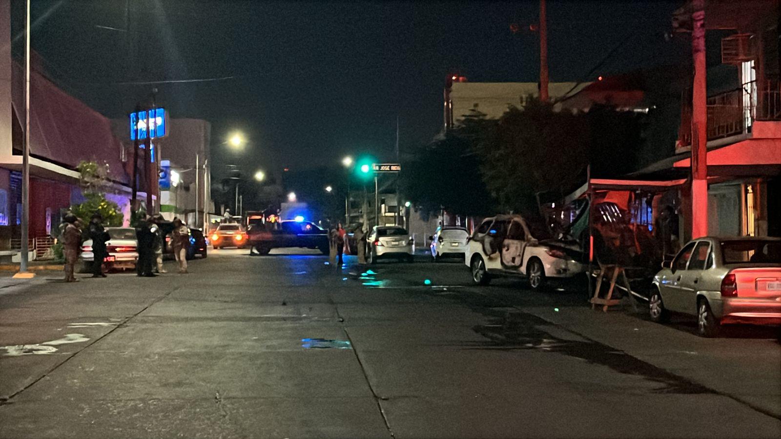 $!Tras persecución y disparos, camioneta termina incendiada en la Jorge Almada, en Culiacán