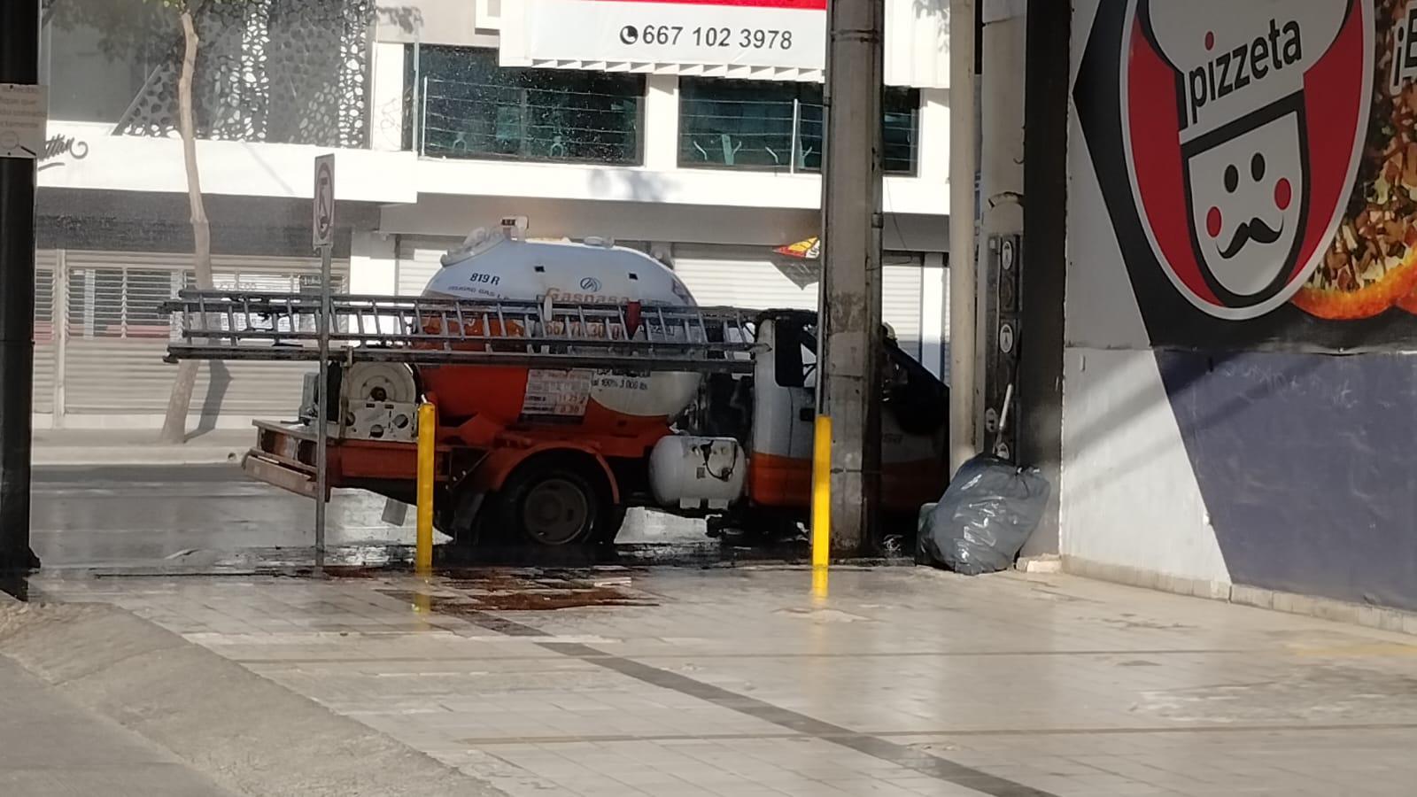 $!Incendio de vehículo con gas provoca cierre de avenida en el centro de Culiacán