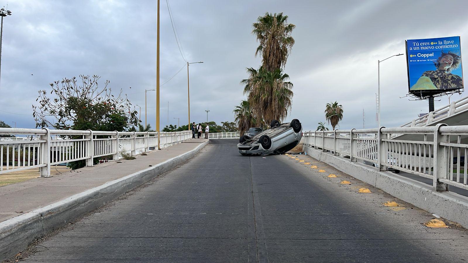 $!Volcadura de vehículo causa cierre parcial en puente de Culiacán; no hubo lesionados