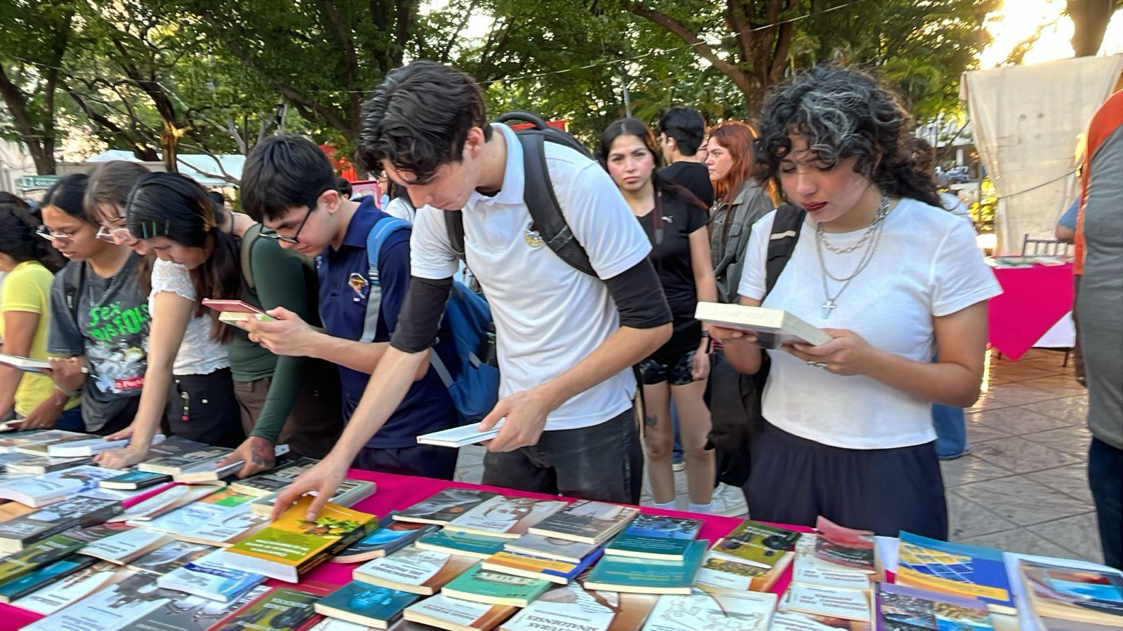 $!Los jóvenes se interesaron por los libros.