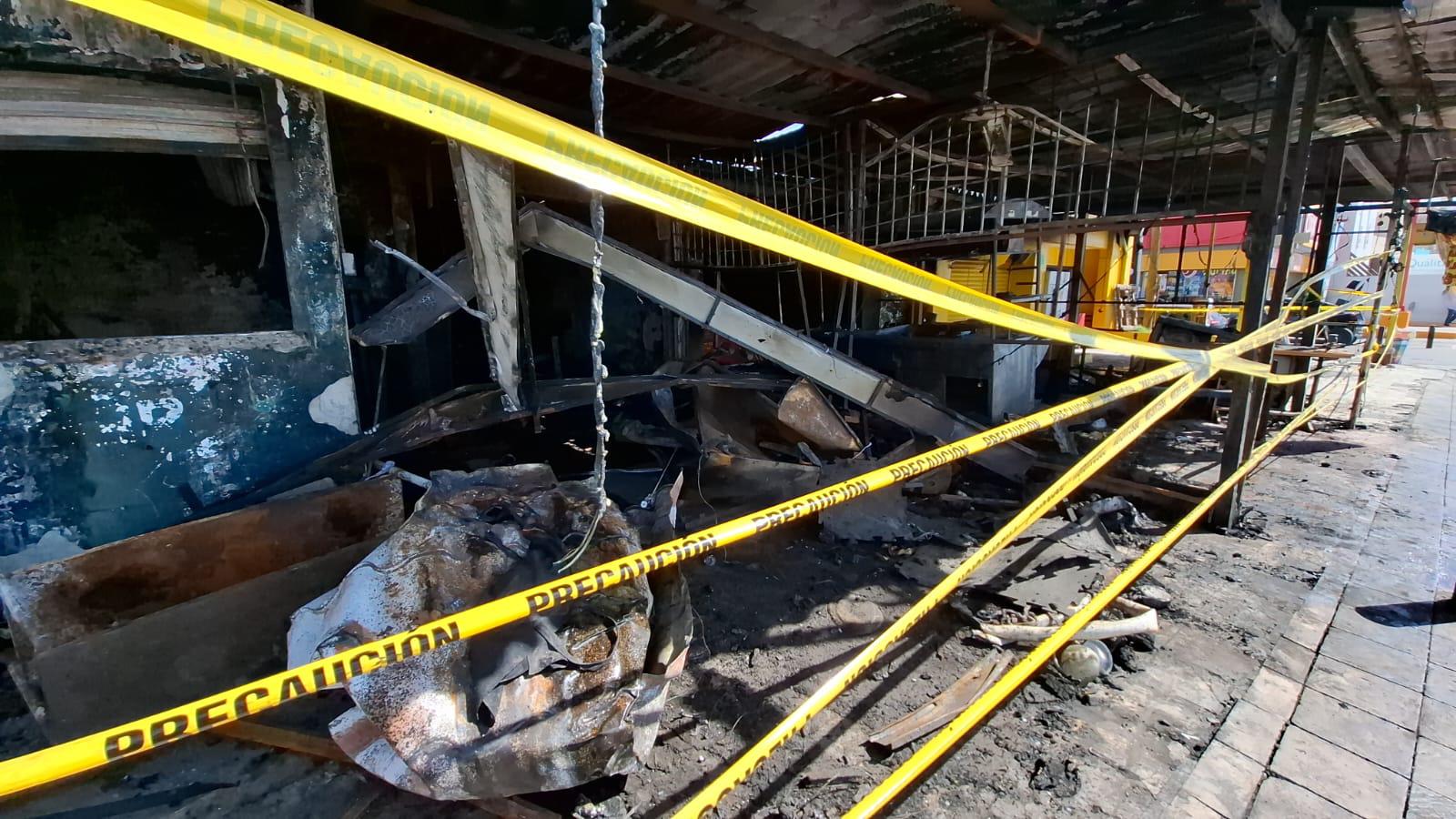 $!Entre ruinas y olor a quemado, así quedó la taquería que explotó en Mazatlán