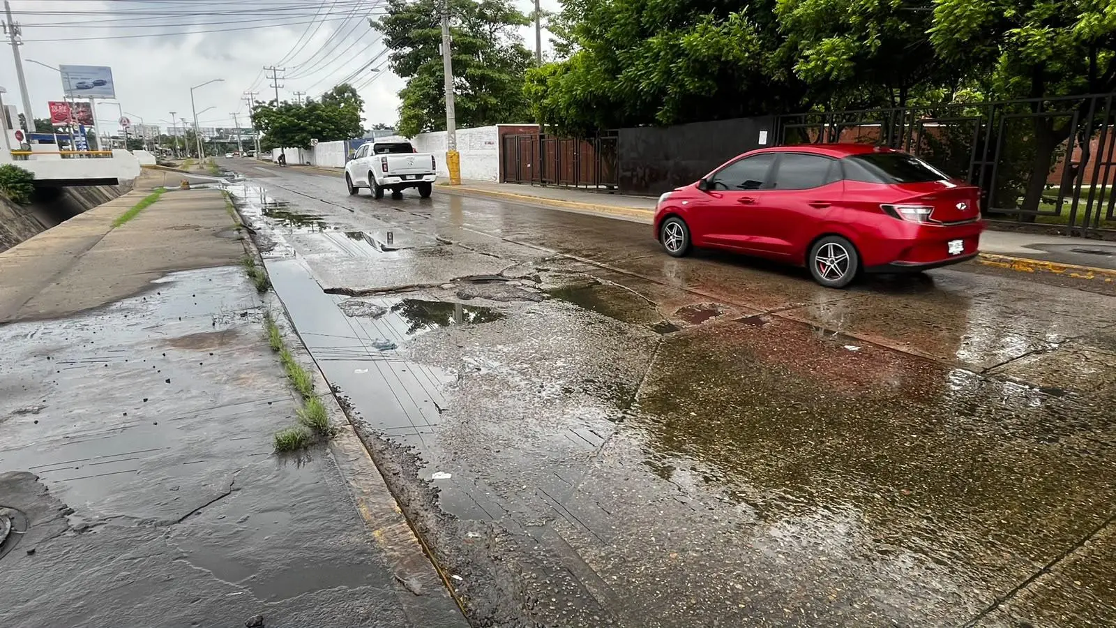 $!Reportan fuga de agua cerca de la Secundaria General 3, en Mazatlán