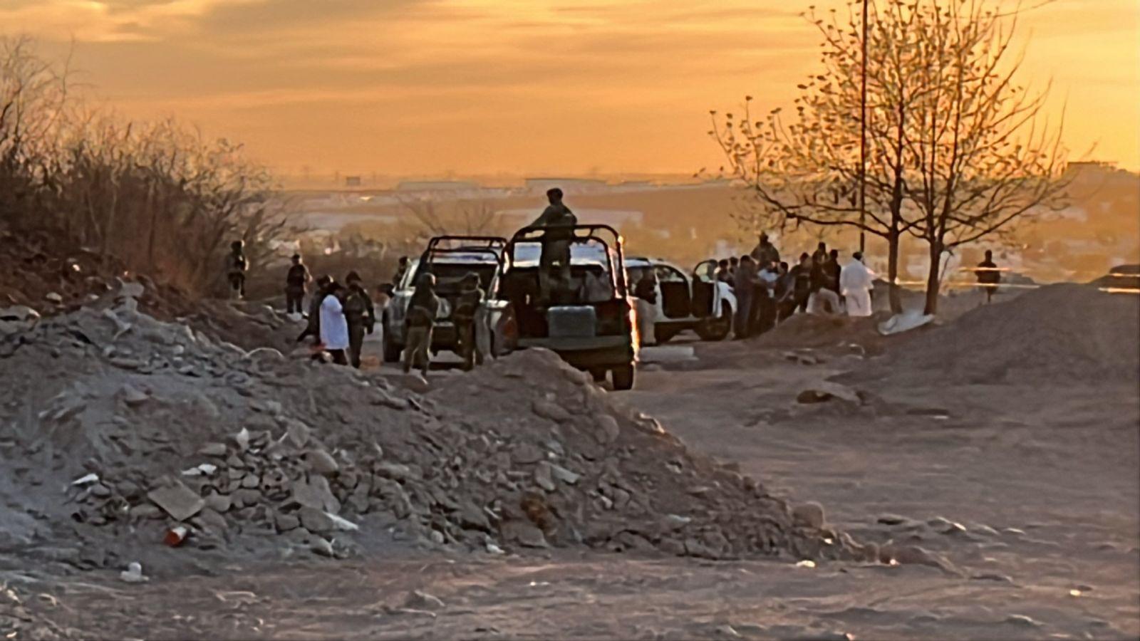 $!Localizan una mujer asesinada y esposada en la colonia Perisur, en Culiacán