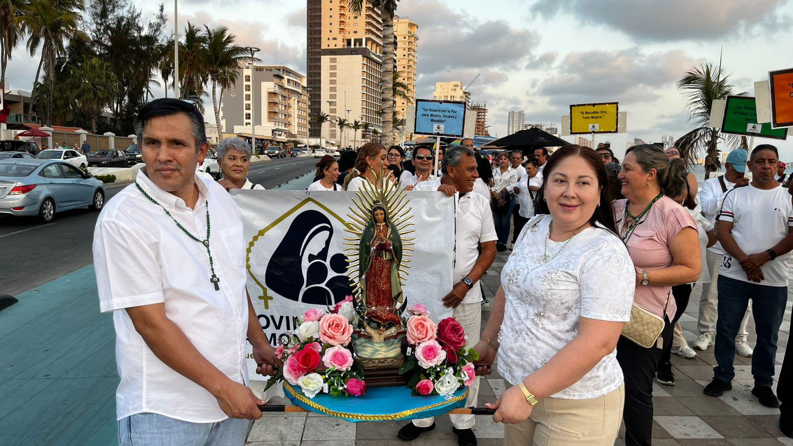 $!Cientos de fieles recorren el malecón de Mazatlán en una jornada de oración por la paz