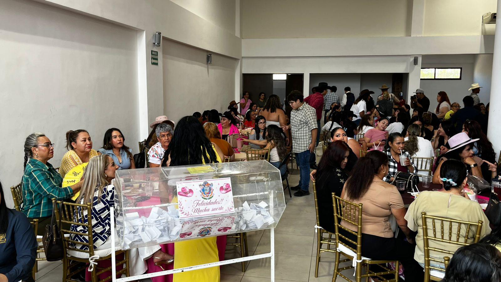 $!Reconocen a trabajadoras del Ayuntamiento de Mazatlán por su trayectoria y servicio