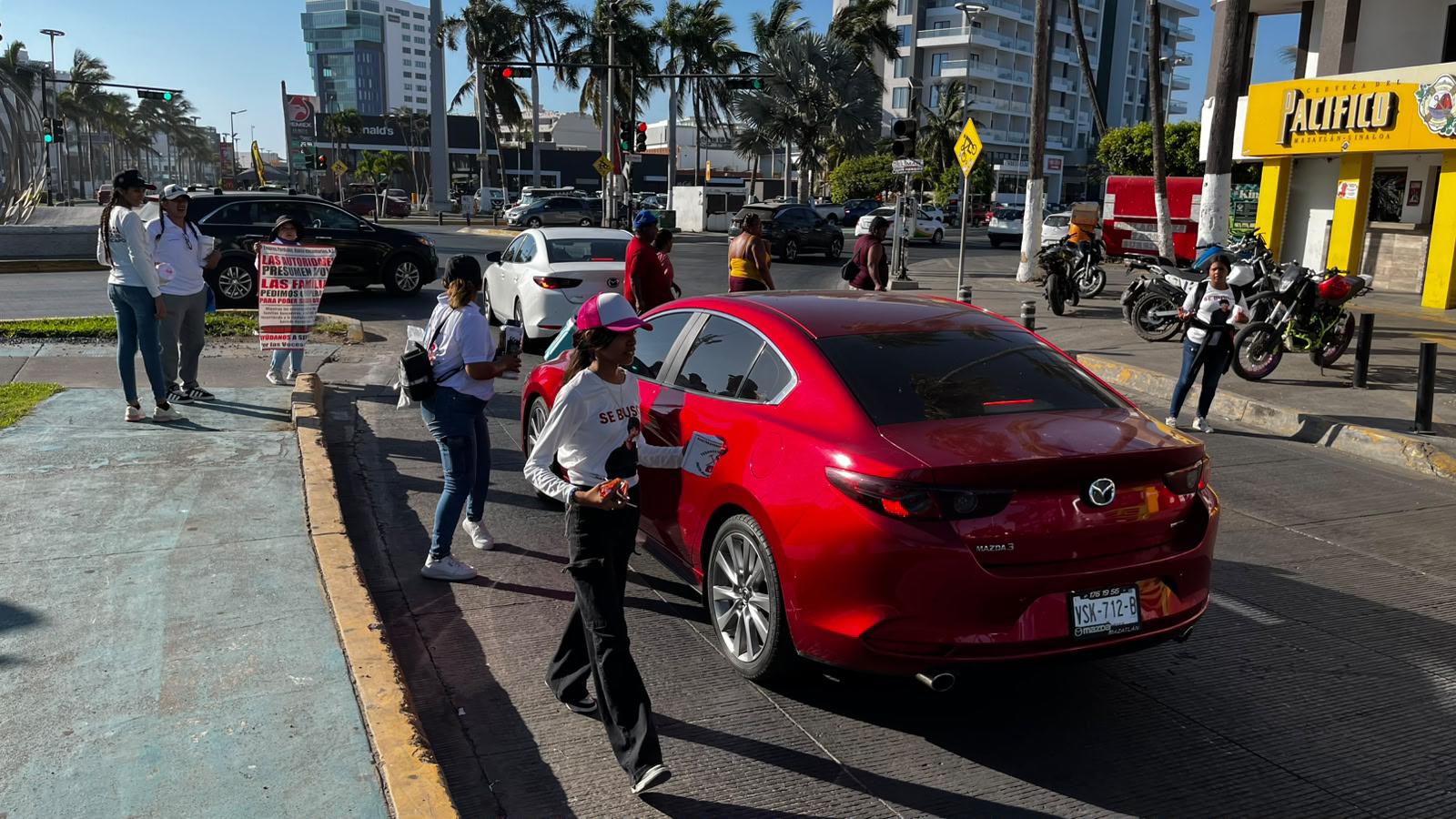 $!Colectivos realizan boteo en Mazatlán ante falta de apoyos para búsquedas de desaparecidos