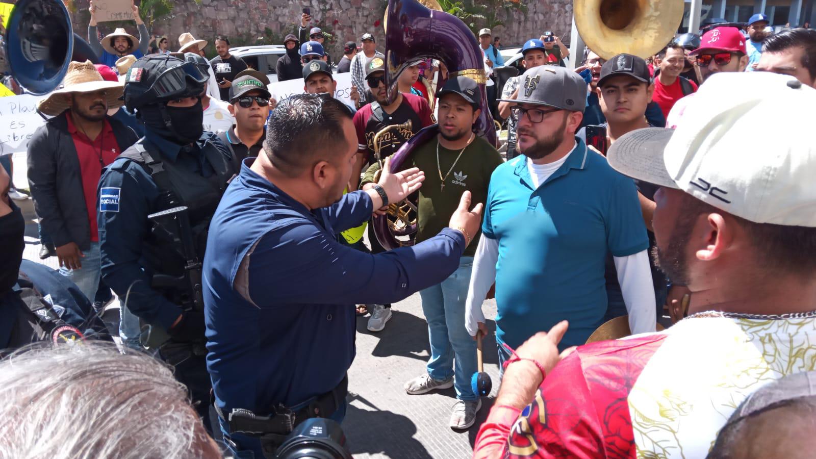 $!Se manifiestan músicos tocando y con marcha en plena zona turística