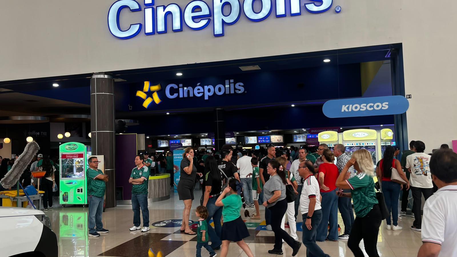 $!En Mazatlán, se suman aficionados a la pasión por el futbol desde las salas de cine
