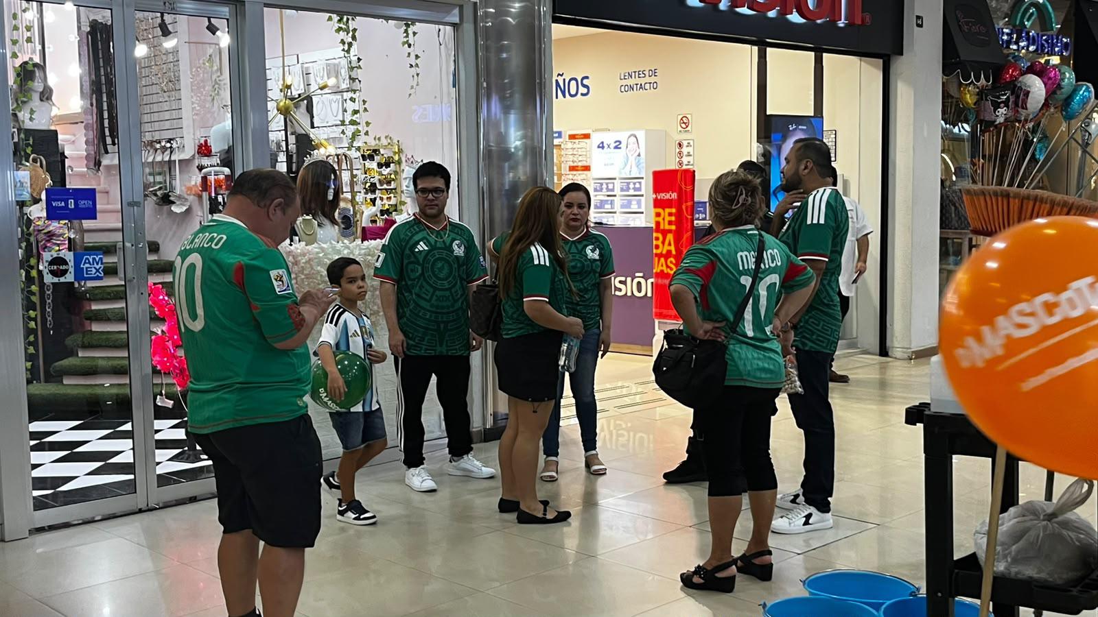 $!En Mazatlán, se suman aficionados a la pasión por el futbol desde las salas de cine