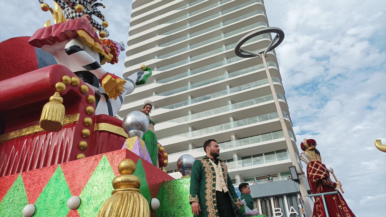 $!Se despide la realeza con emotividad en el segundo y último desfile del Carnaval de Mazatlán 2024