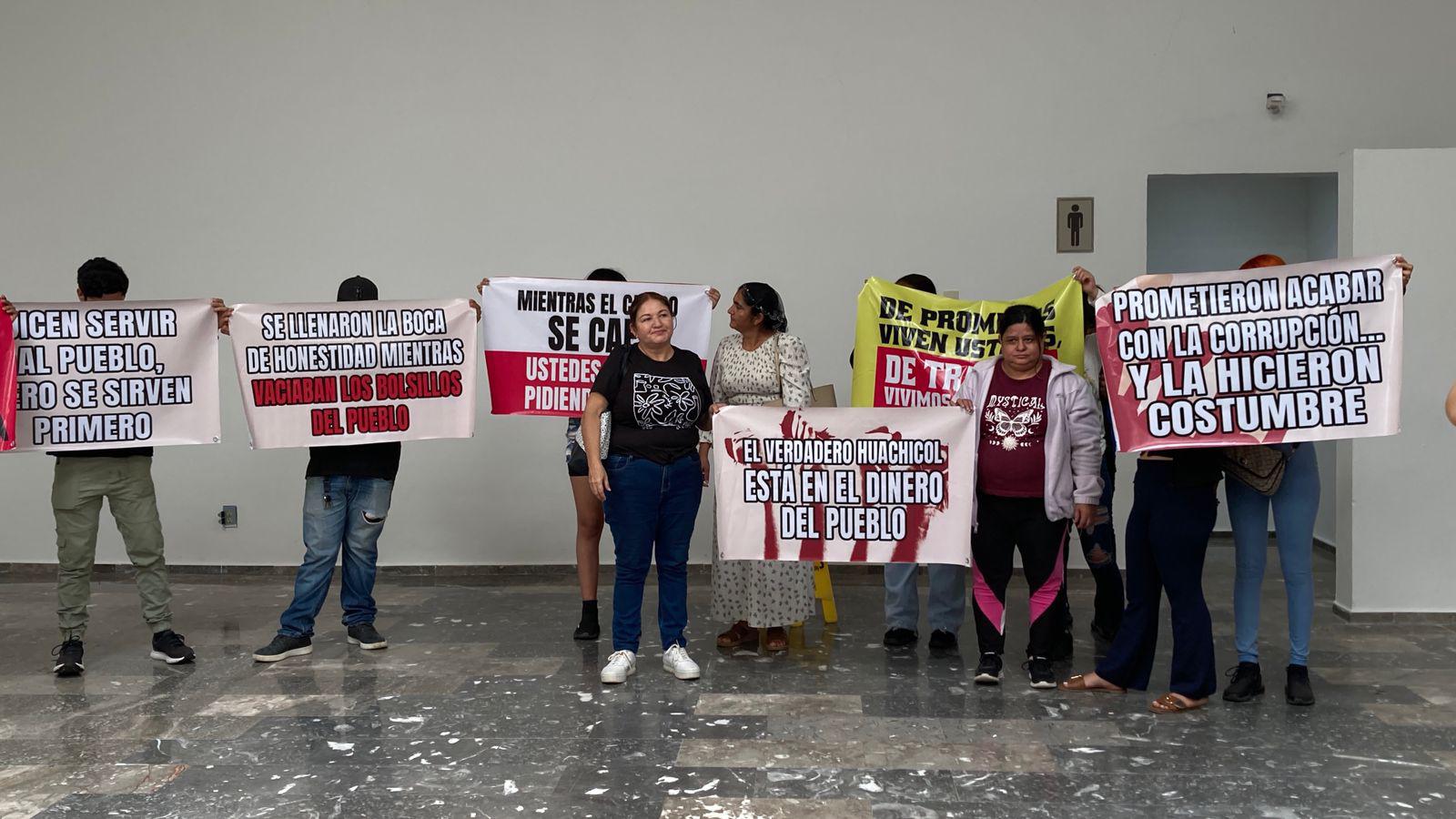 $!Protesta marca informe de legisladores de Morena en Mazatlán