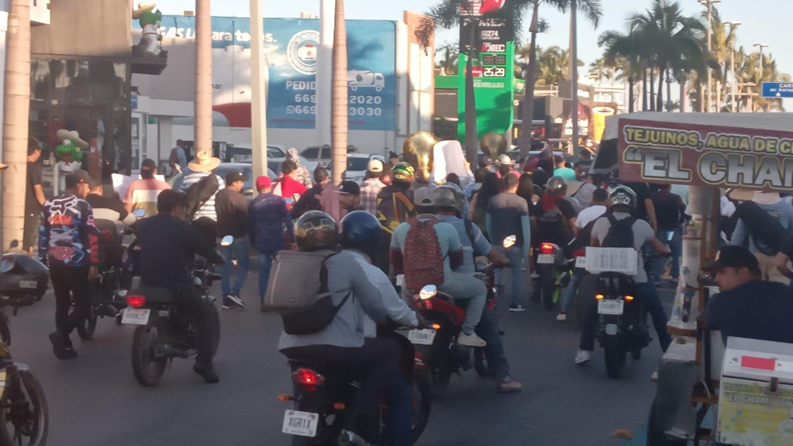 $!Tras más de cinco horas de protesta en la zona hotelera de Mazatlán, músicos mantienen plantón en el malecón